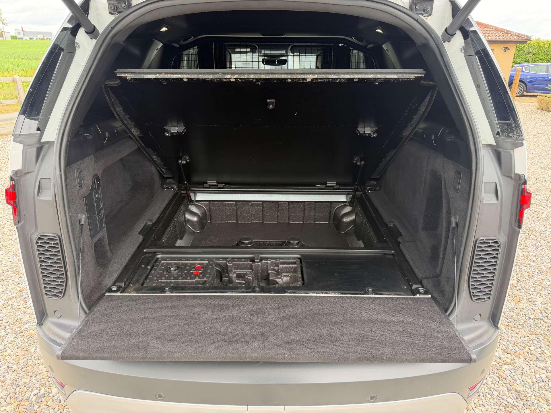 Land Rover Discovery view 17