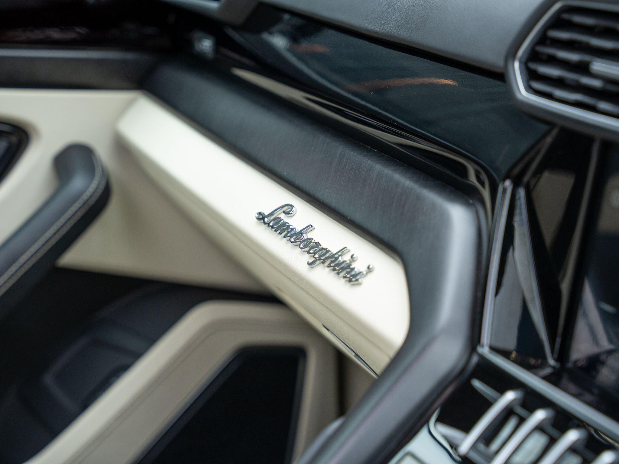 Lamborghini Urus view 34