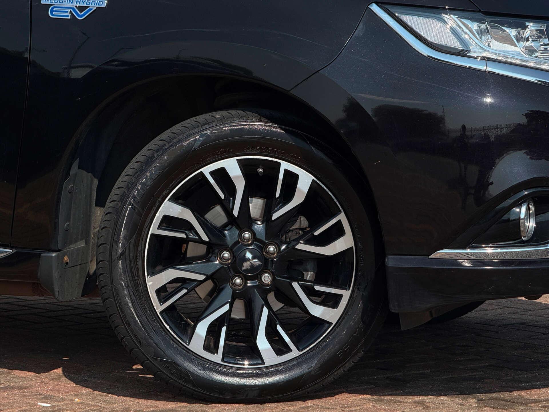 Mitsubishi Outlander view 14
