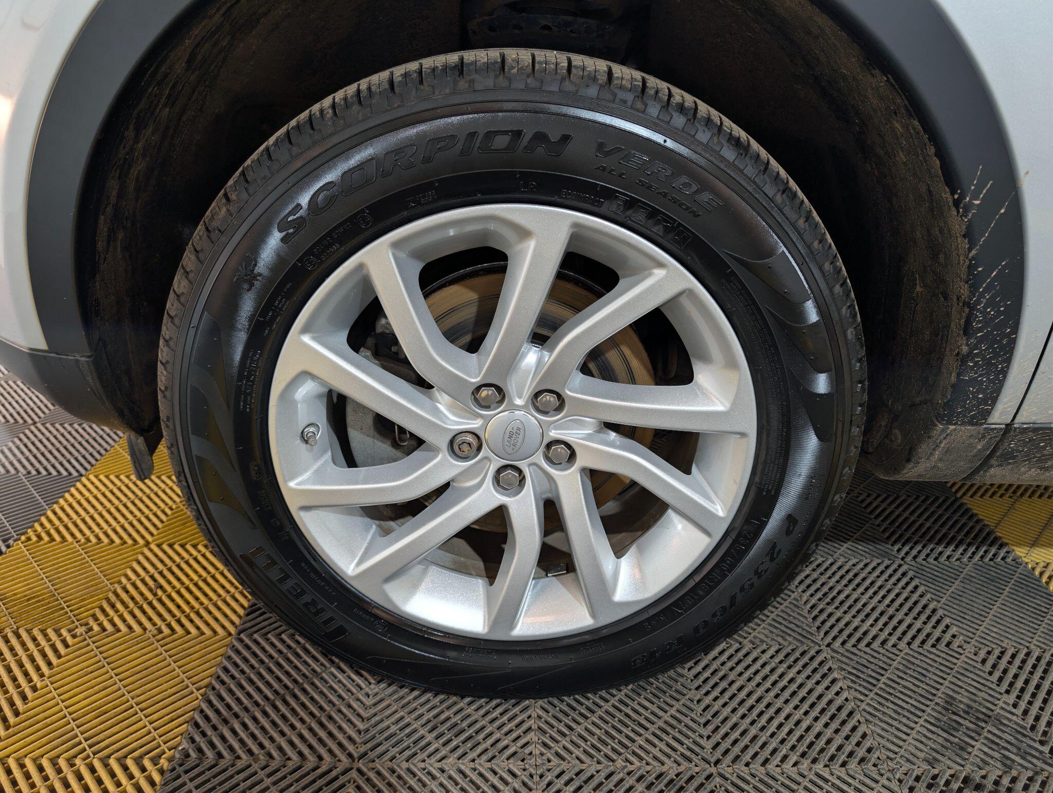 Land Rover Discovery Sport view 27