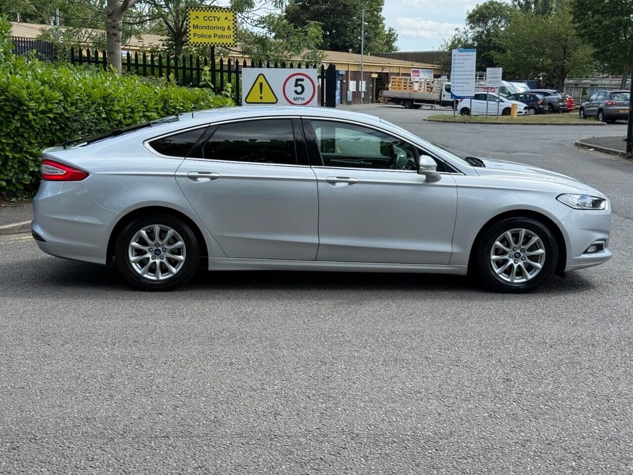 Ford Mondeo view 8