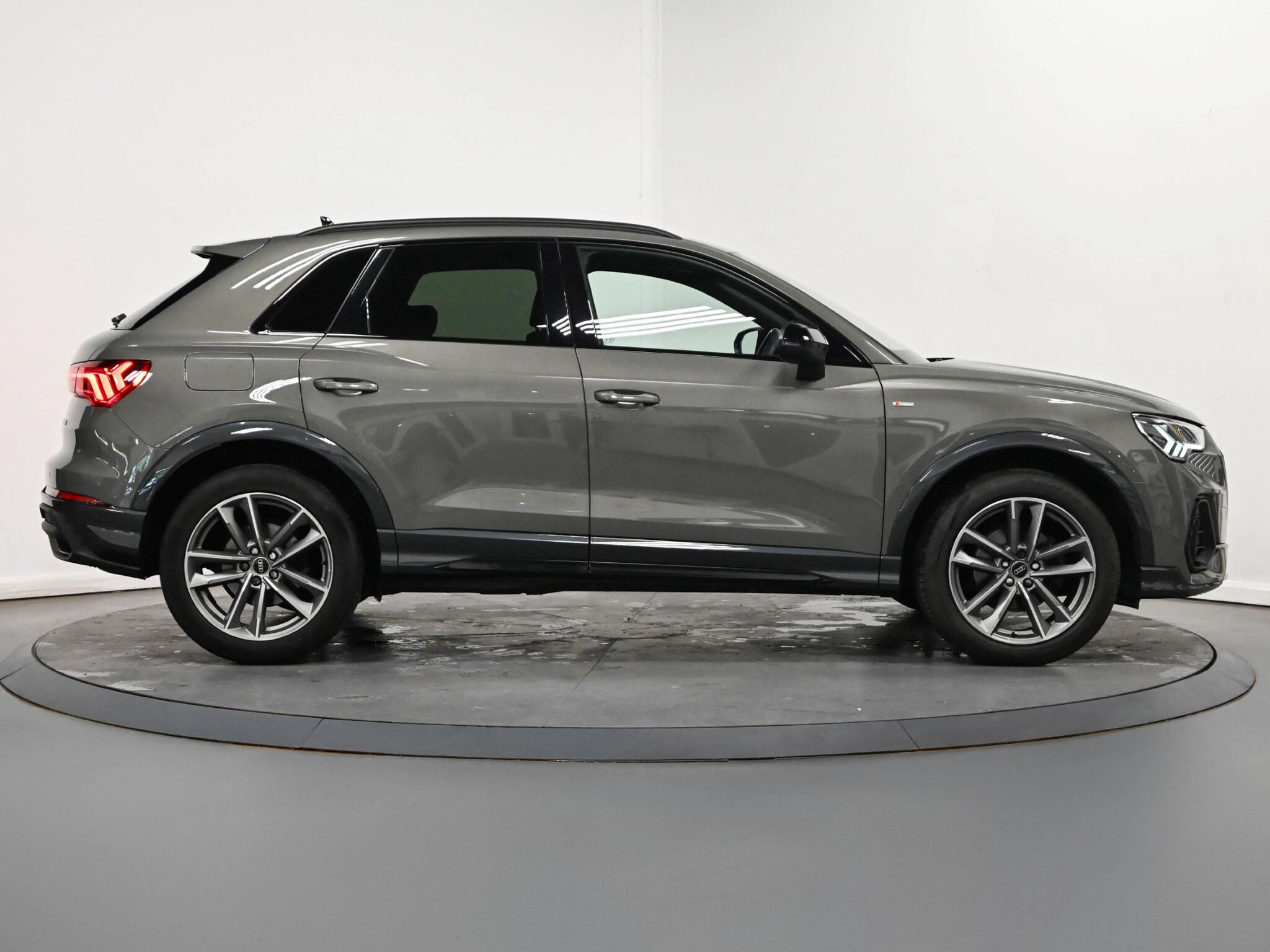 Audi Q3 view 22