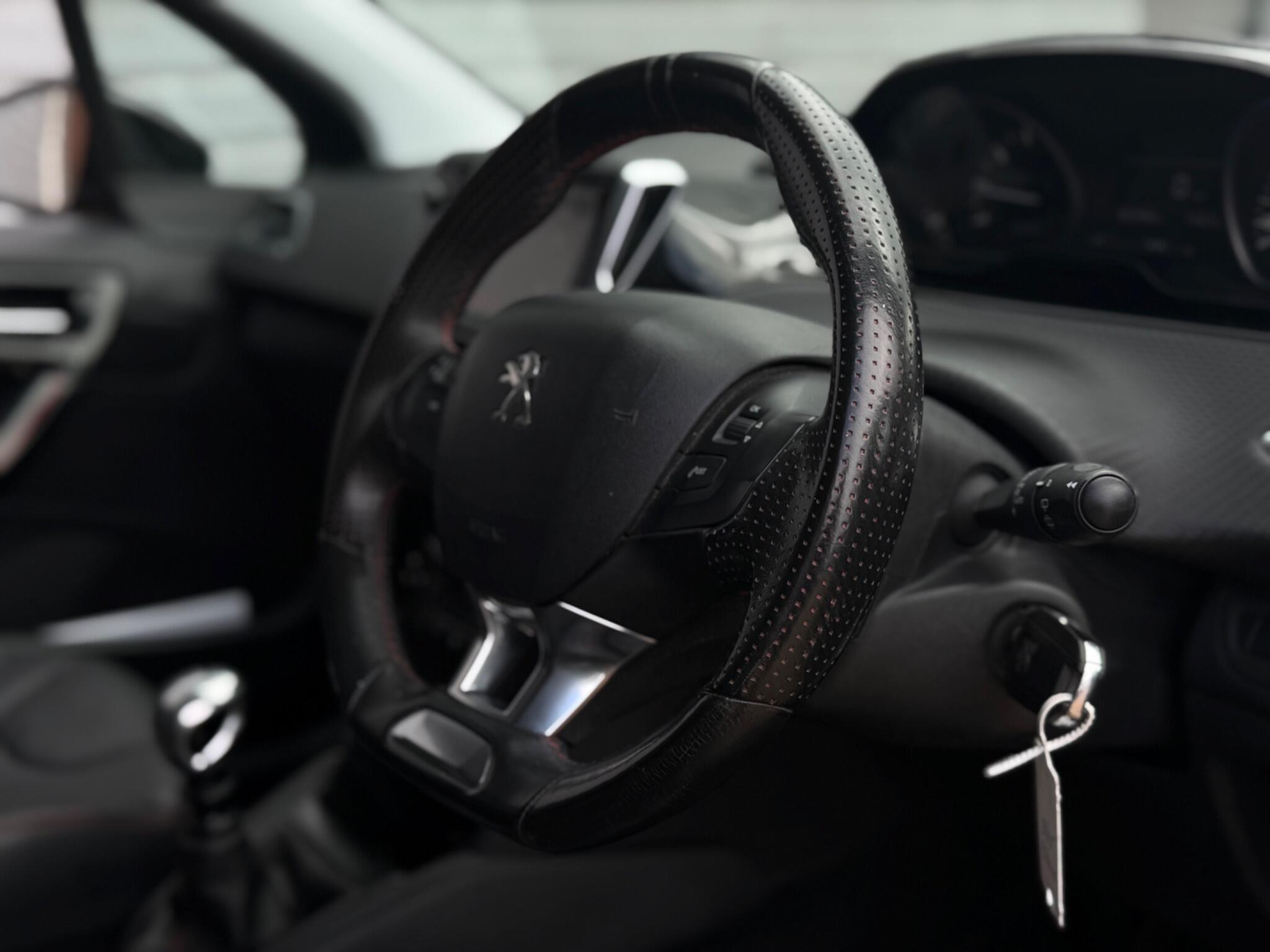 Peugeot 208 view 13