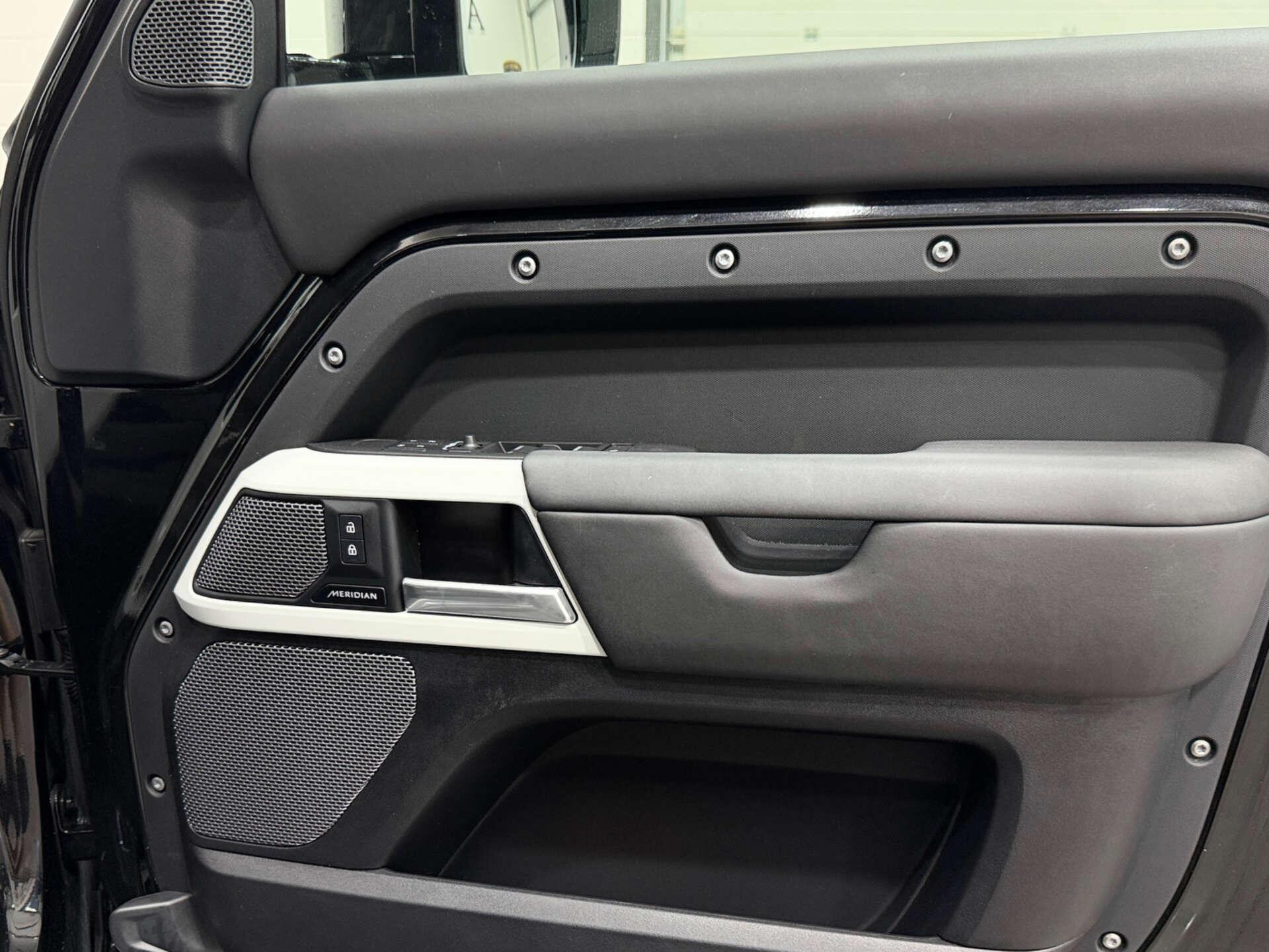 Land Rover Defender view 38