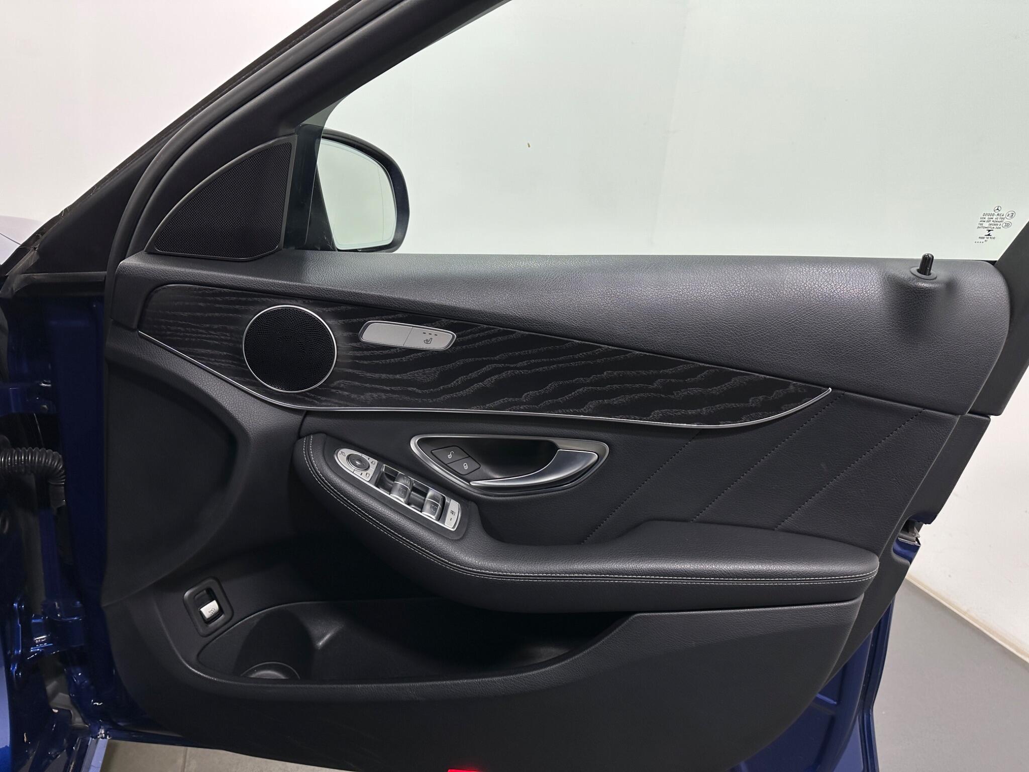 Mercedes-Benz C-Class view 36