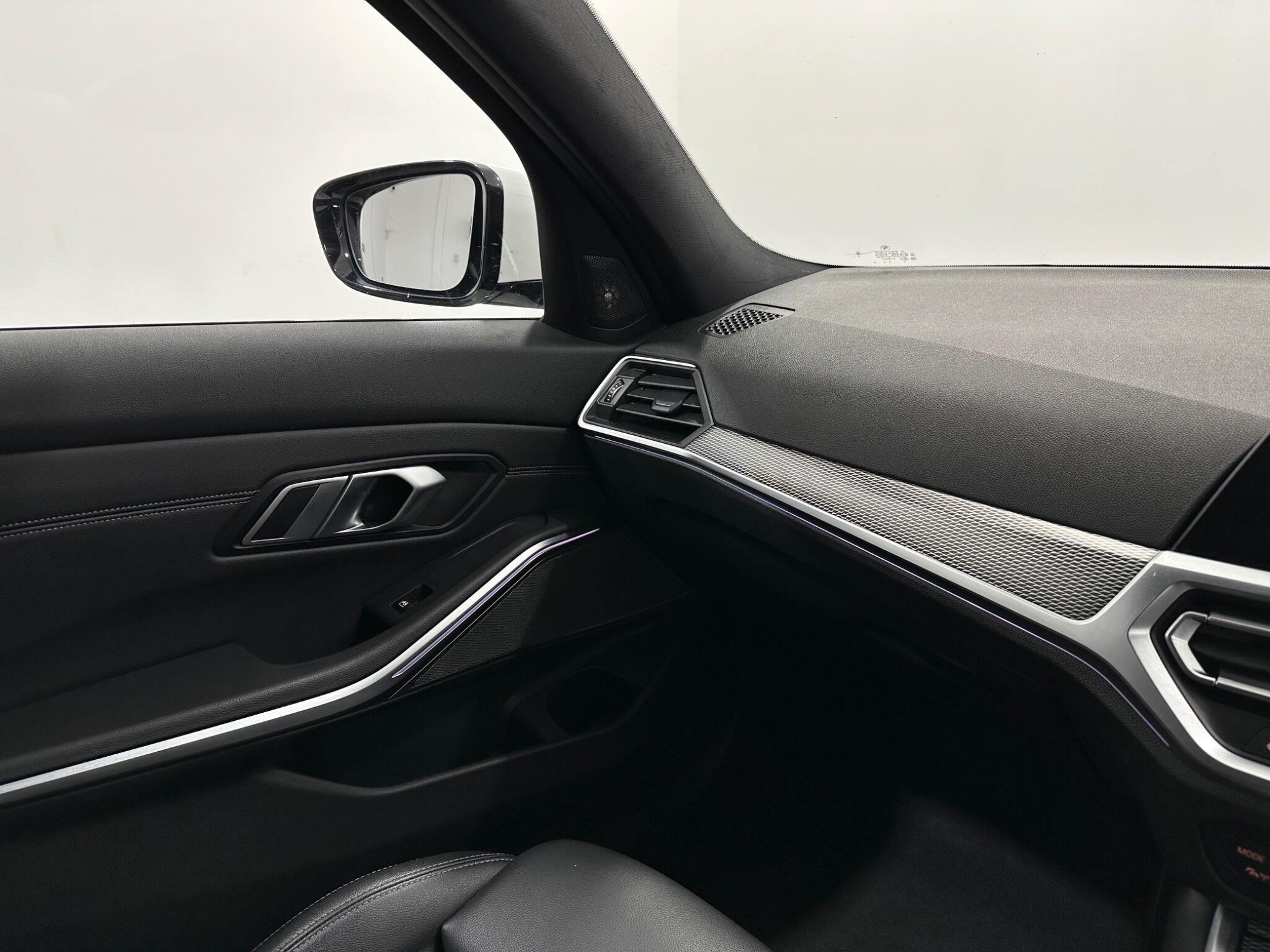 BMW 3 Series view 28