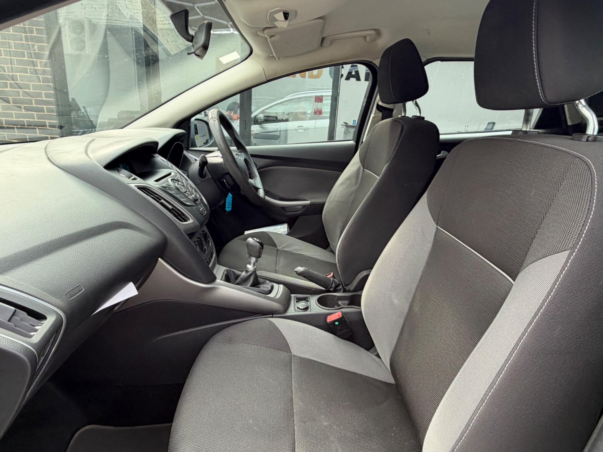Ford Focus view 15