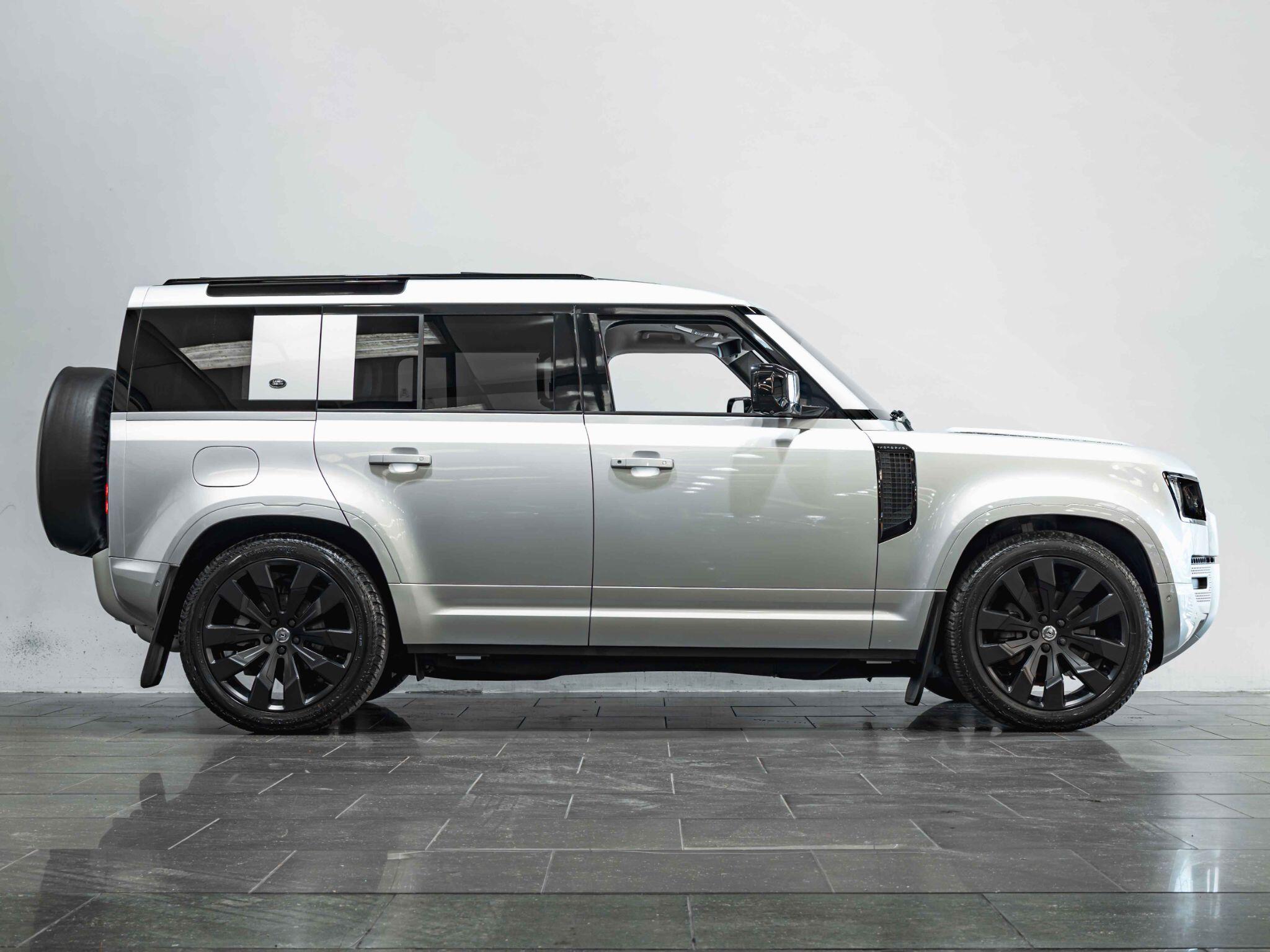Land Rover Defender 110 view 6