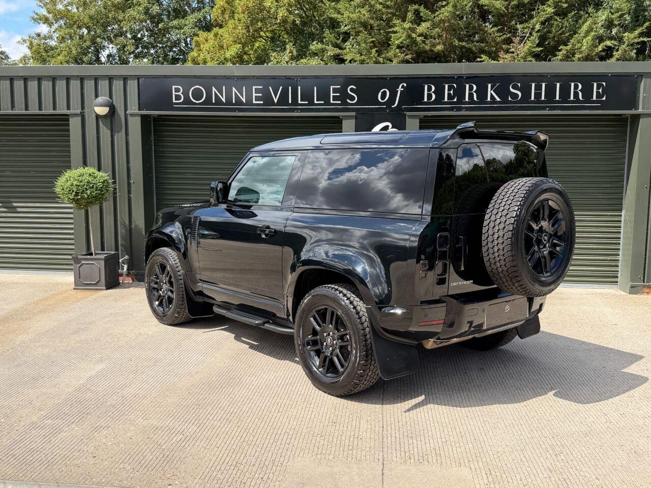 Land Rover Defender 90 view 16