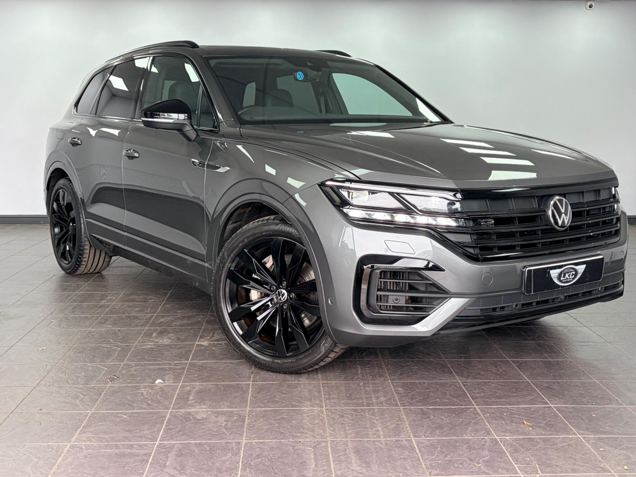 Volkswagen Touareg view 2
