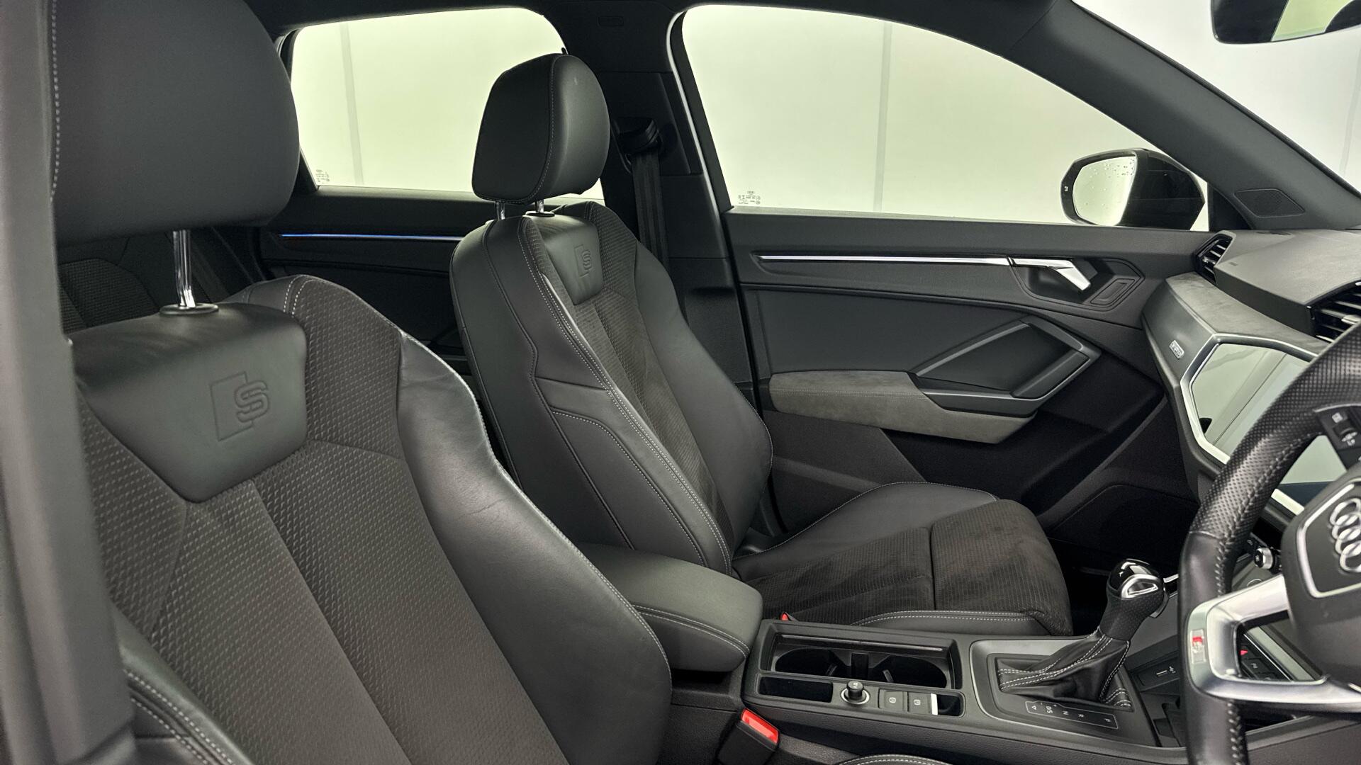Audi Q3 view 16