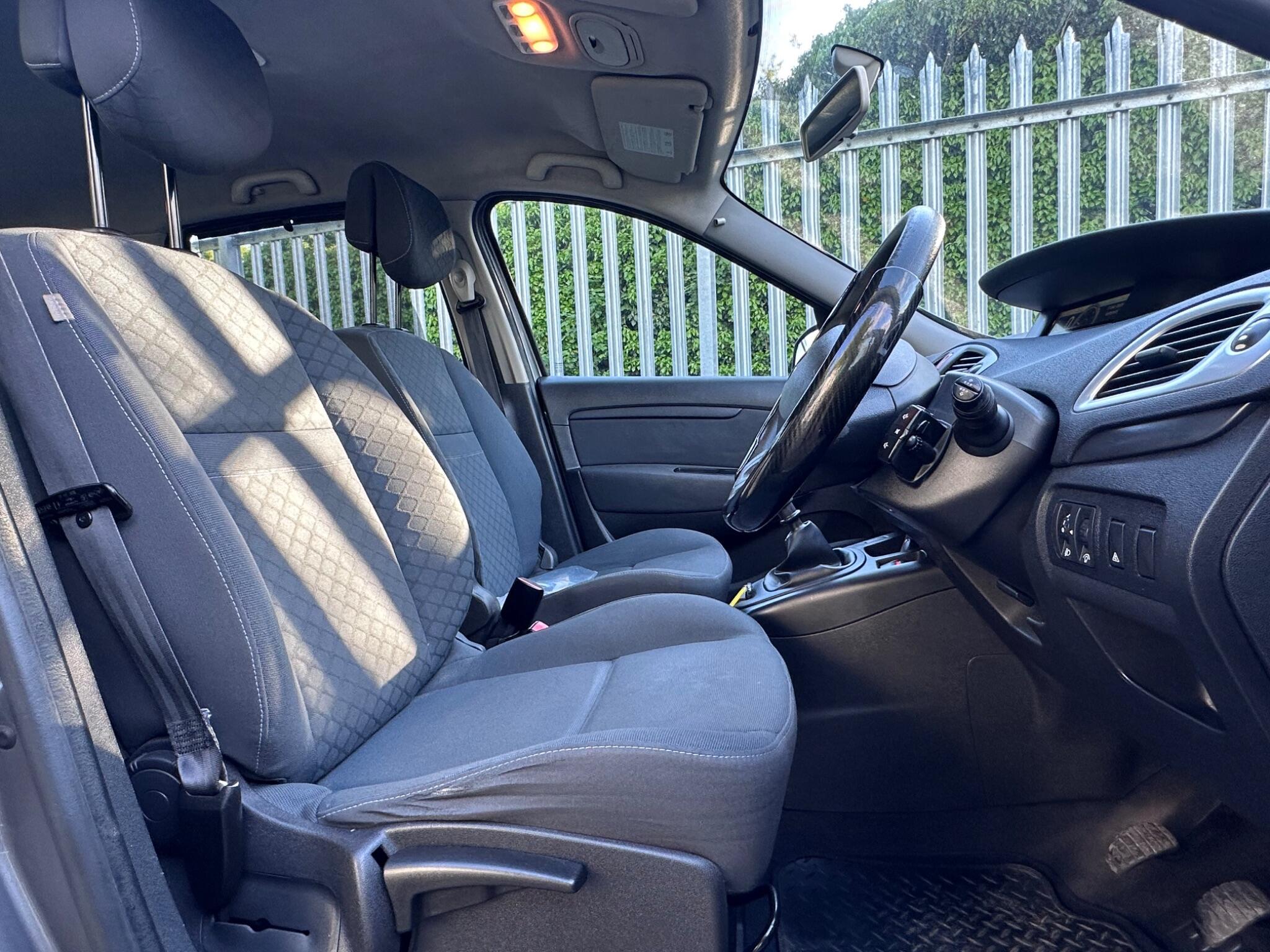 2010 Renault Grand Scenic image 19