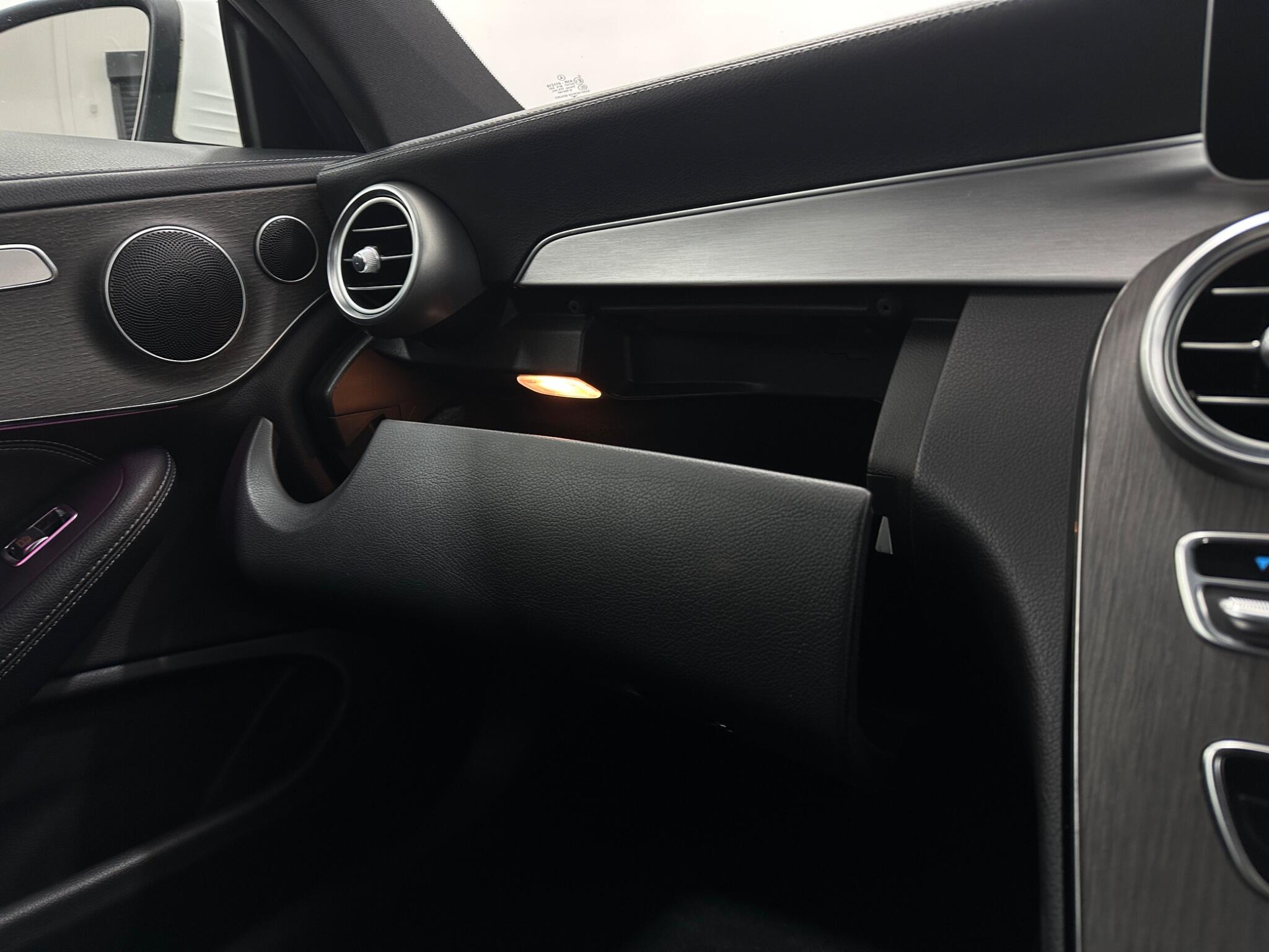 Mercedes-Benz C-Class view 29