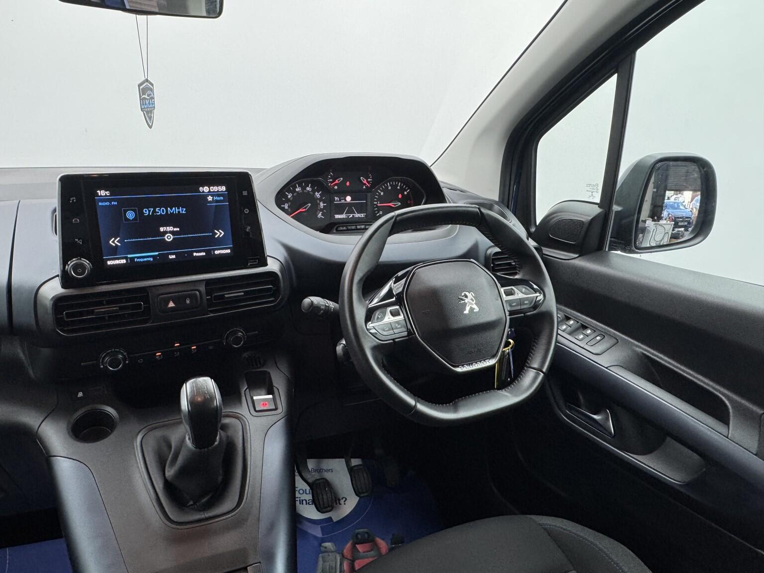Peugeot Rifter view 35