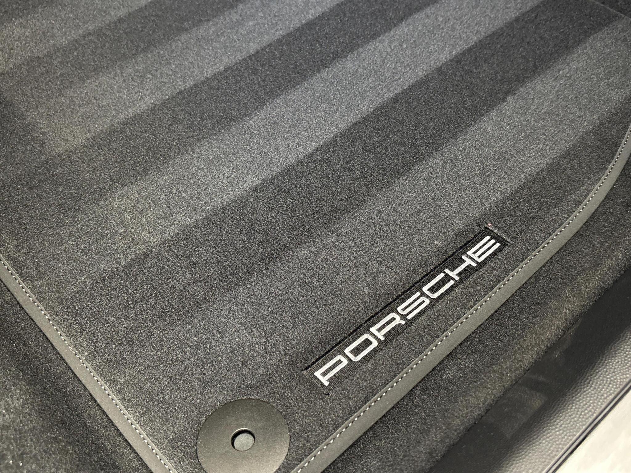 Porsche Macan view 35