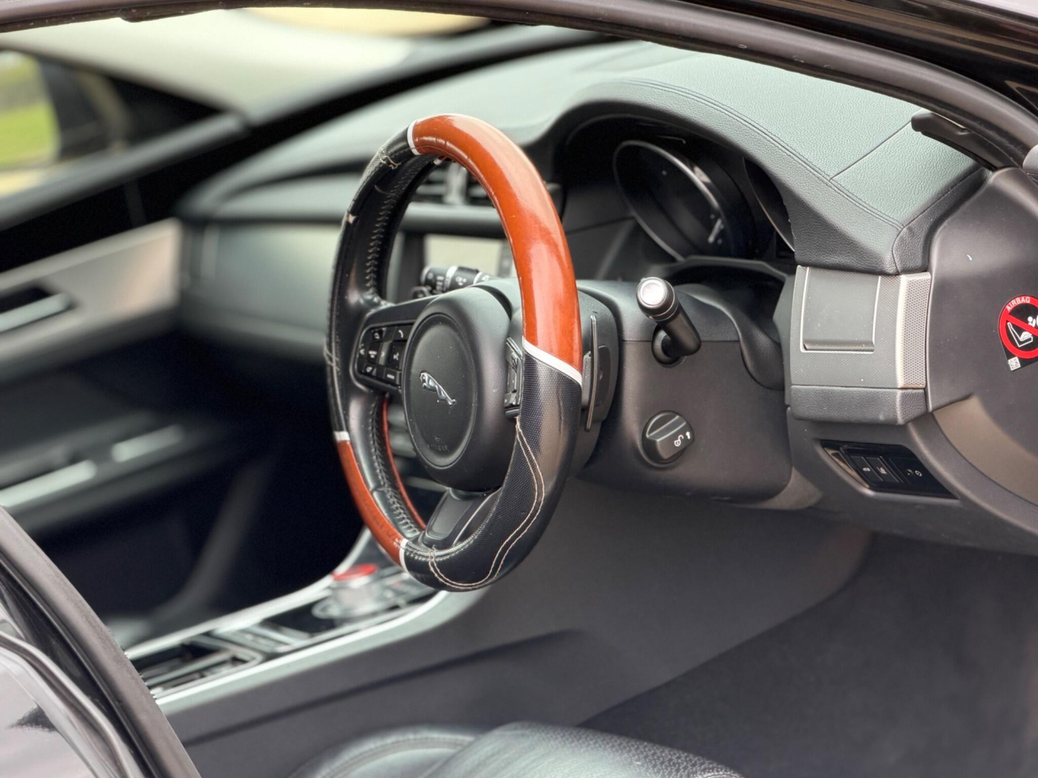 2016 Jaguar XF 2.0d Prestige Auto Euro 6 (s/s) 4dr image 15