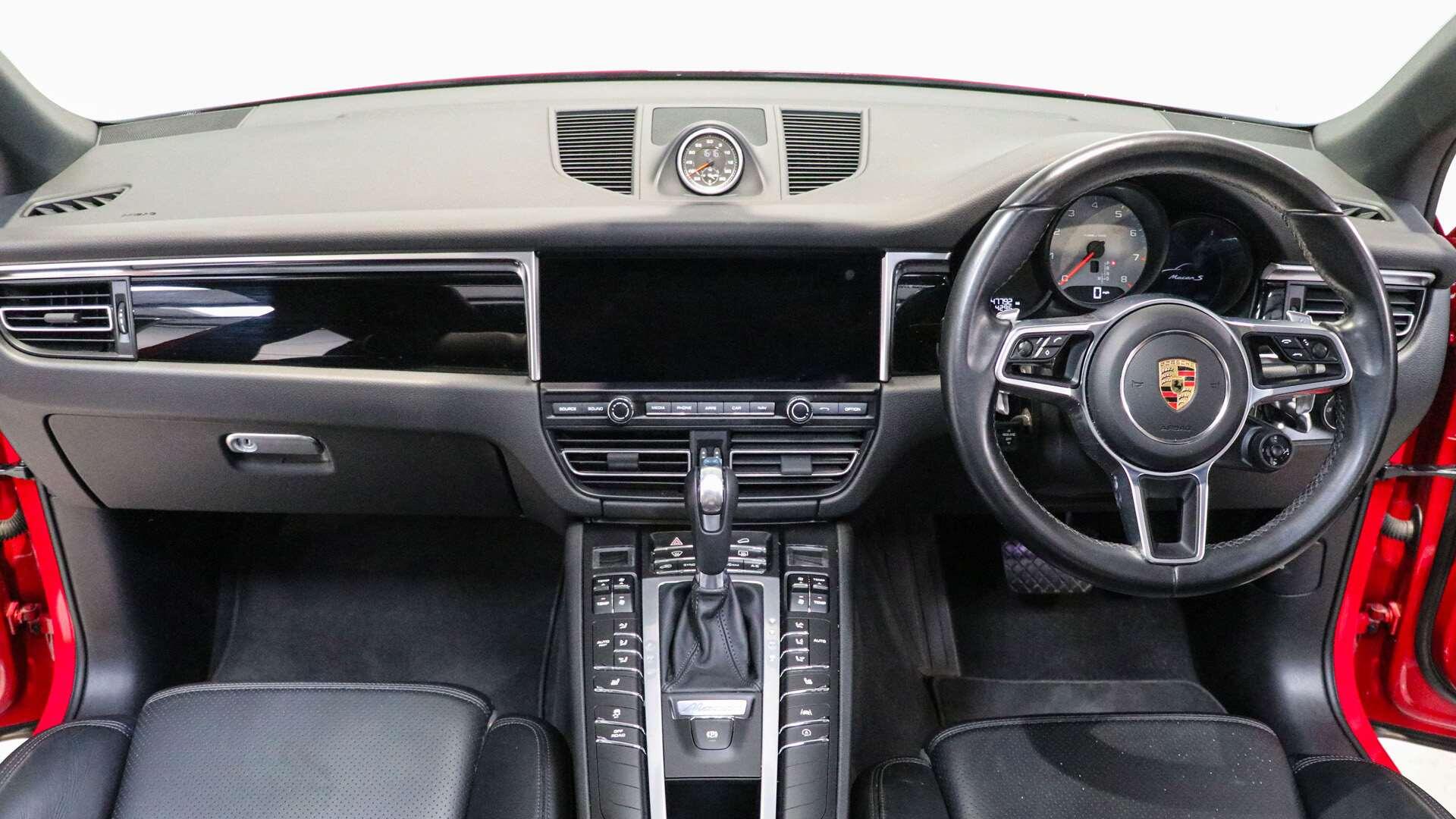 Porsche Macan view 11