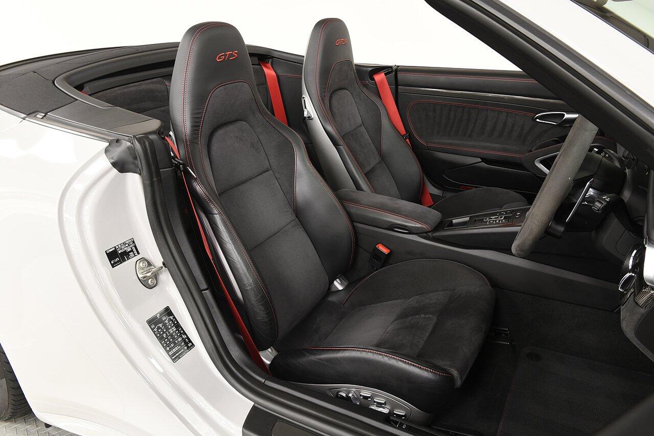 Porsche 911 view 7