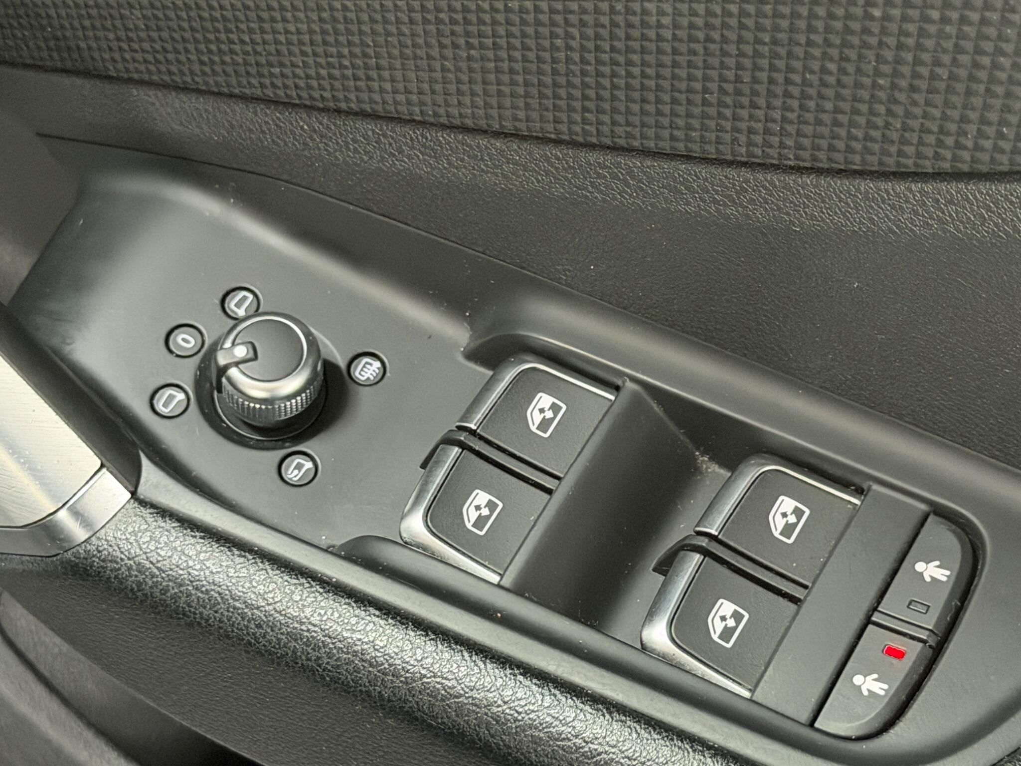 Audi Q2 view 18