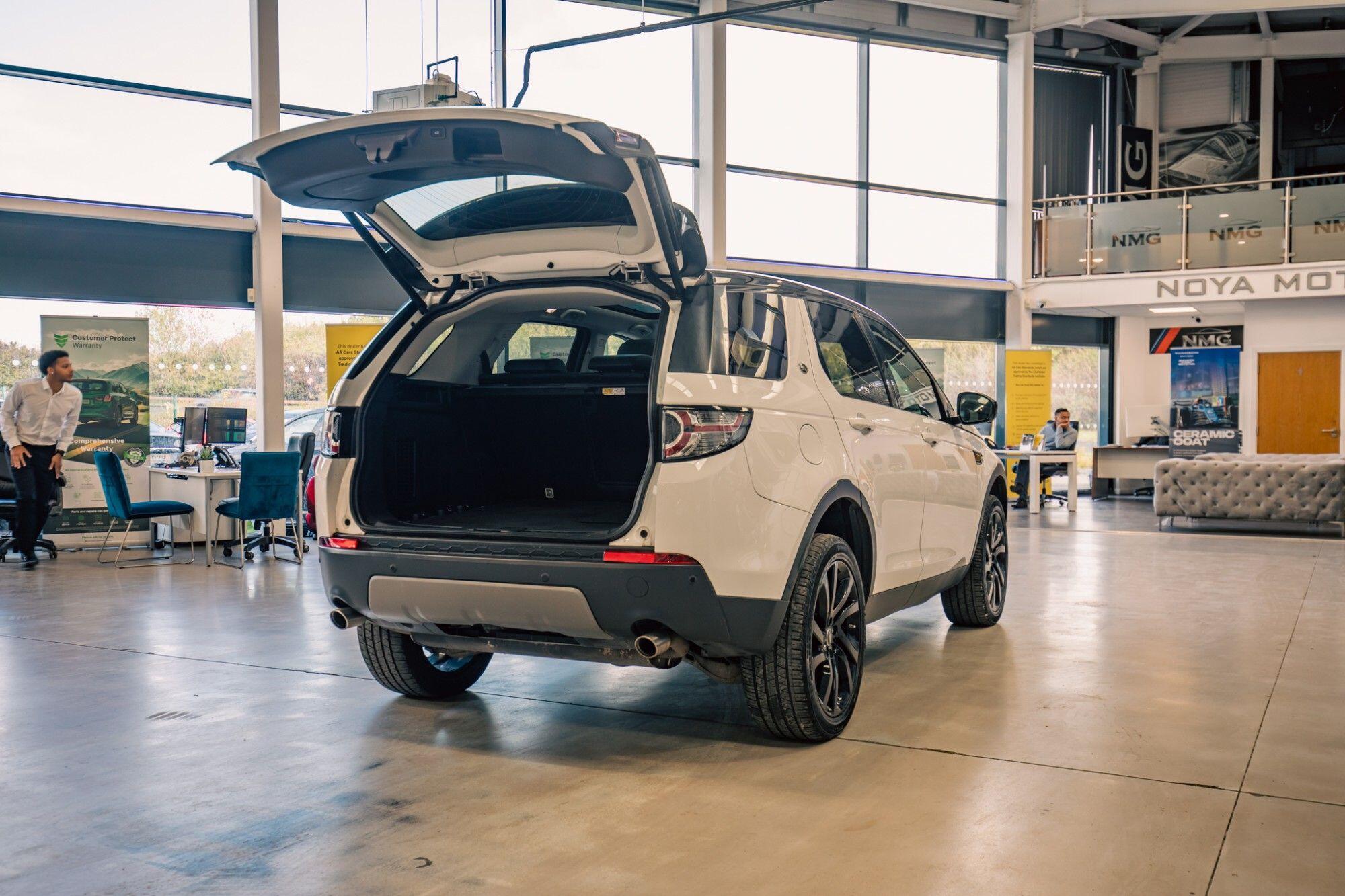 Land Rover Discovery Sport view 30