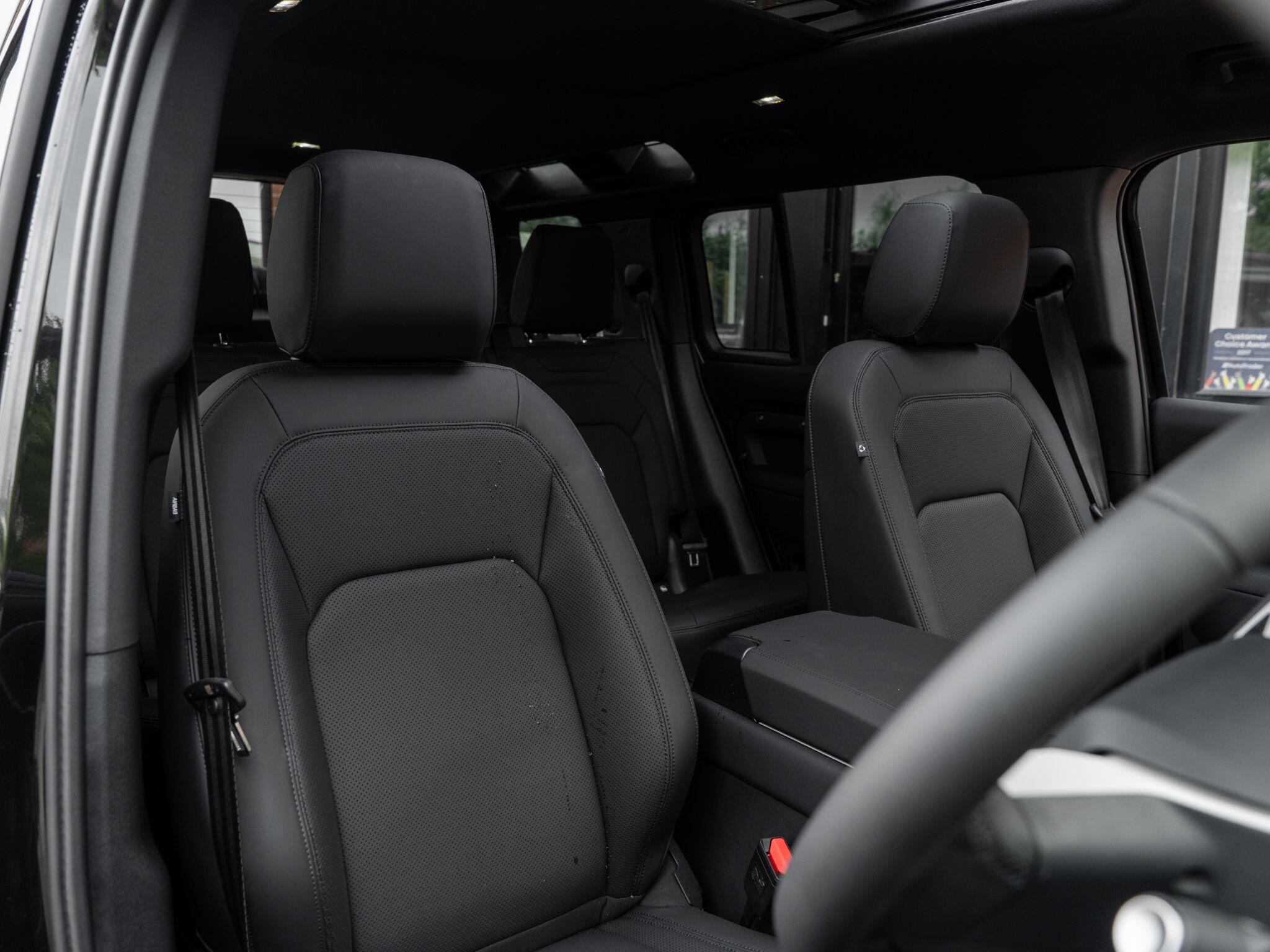 Land Rover Defender 110 view 42