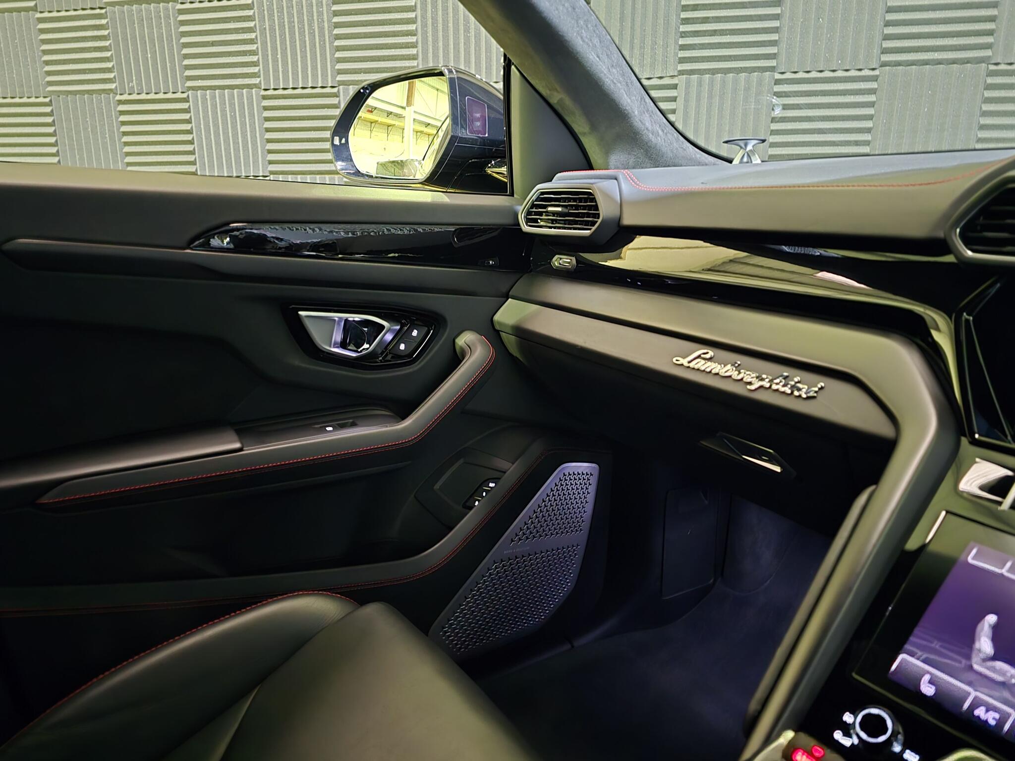 Lamborghini Urus view 15