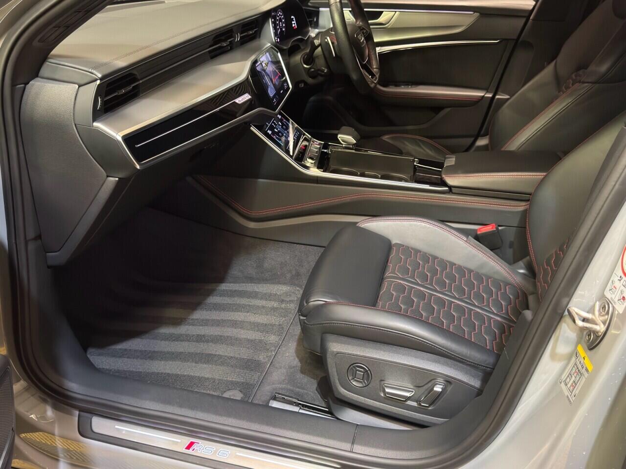 Audi RS6 Avant view 27
