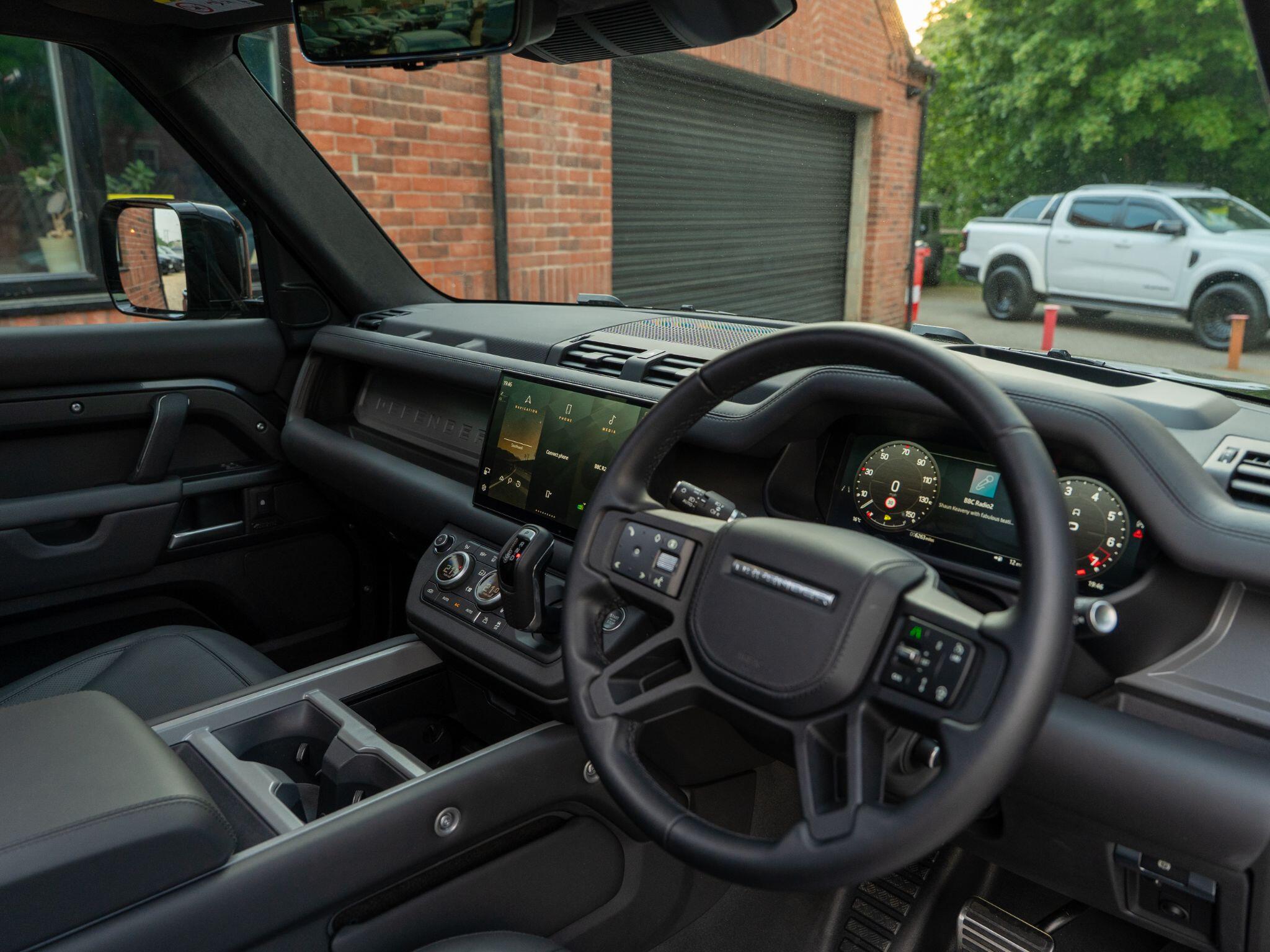 Land Rover Defender 110 view 34