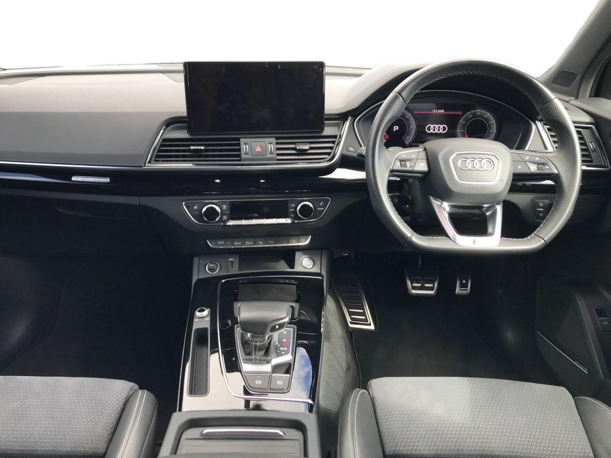 Audi Q5 view 4