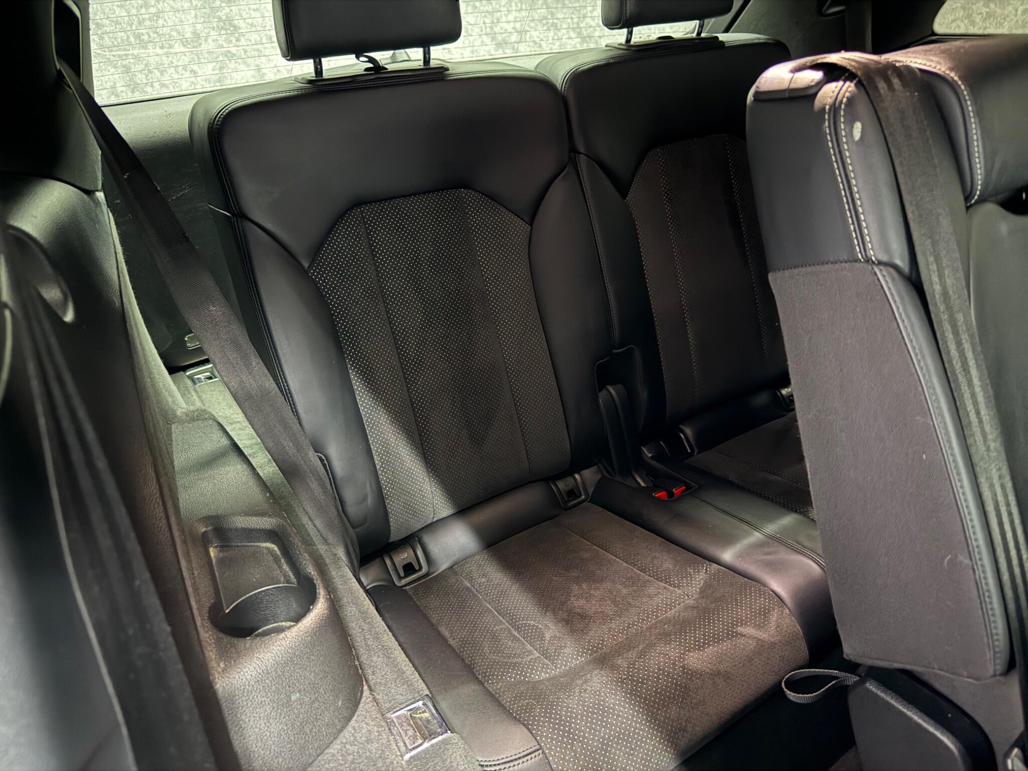 Audi Q7 view 9