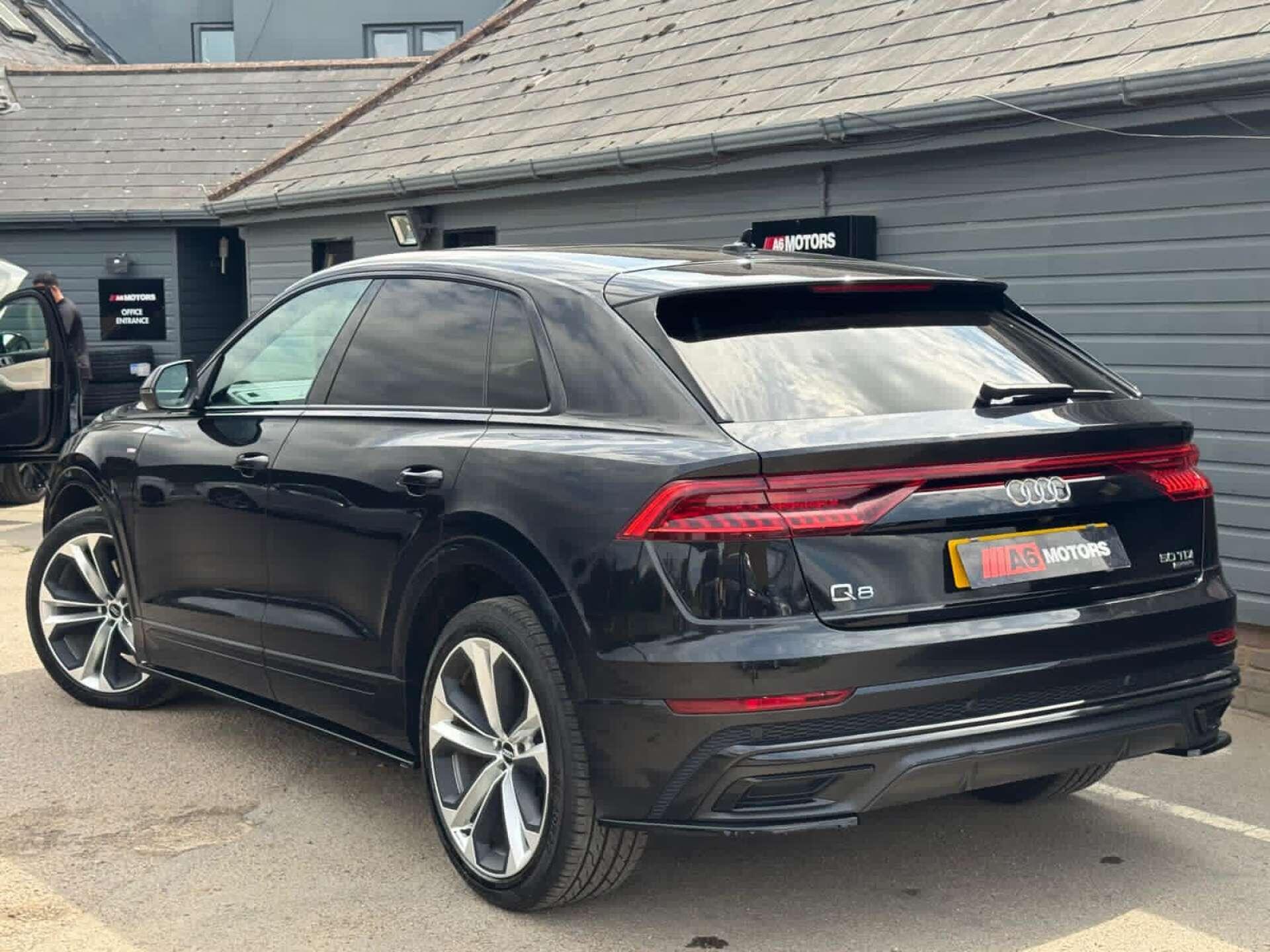 Audi Q8 view 21