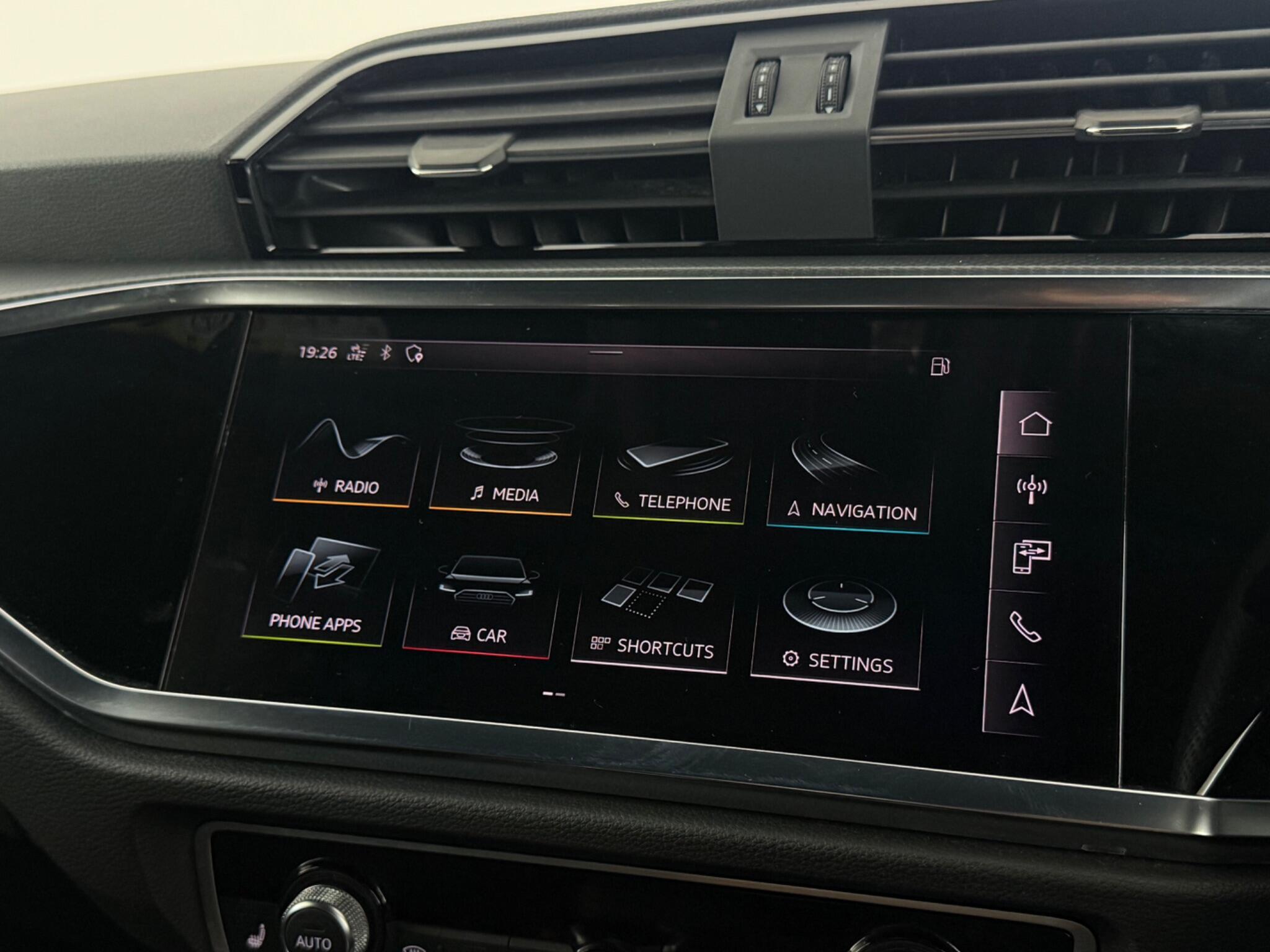 Audi Q3 view 26