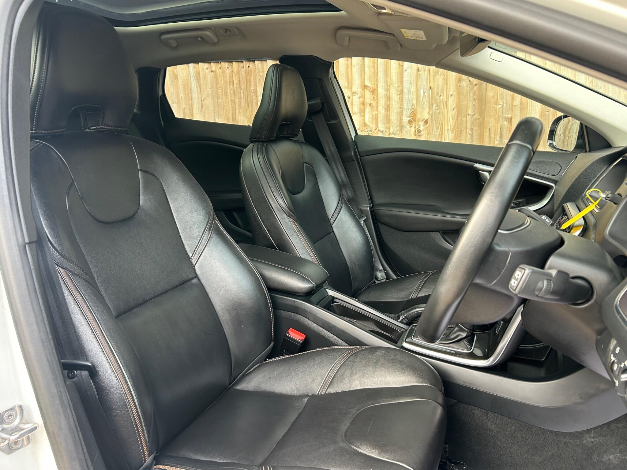 Volvo V40 Cross Country view 37