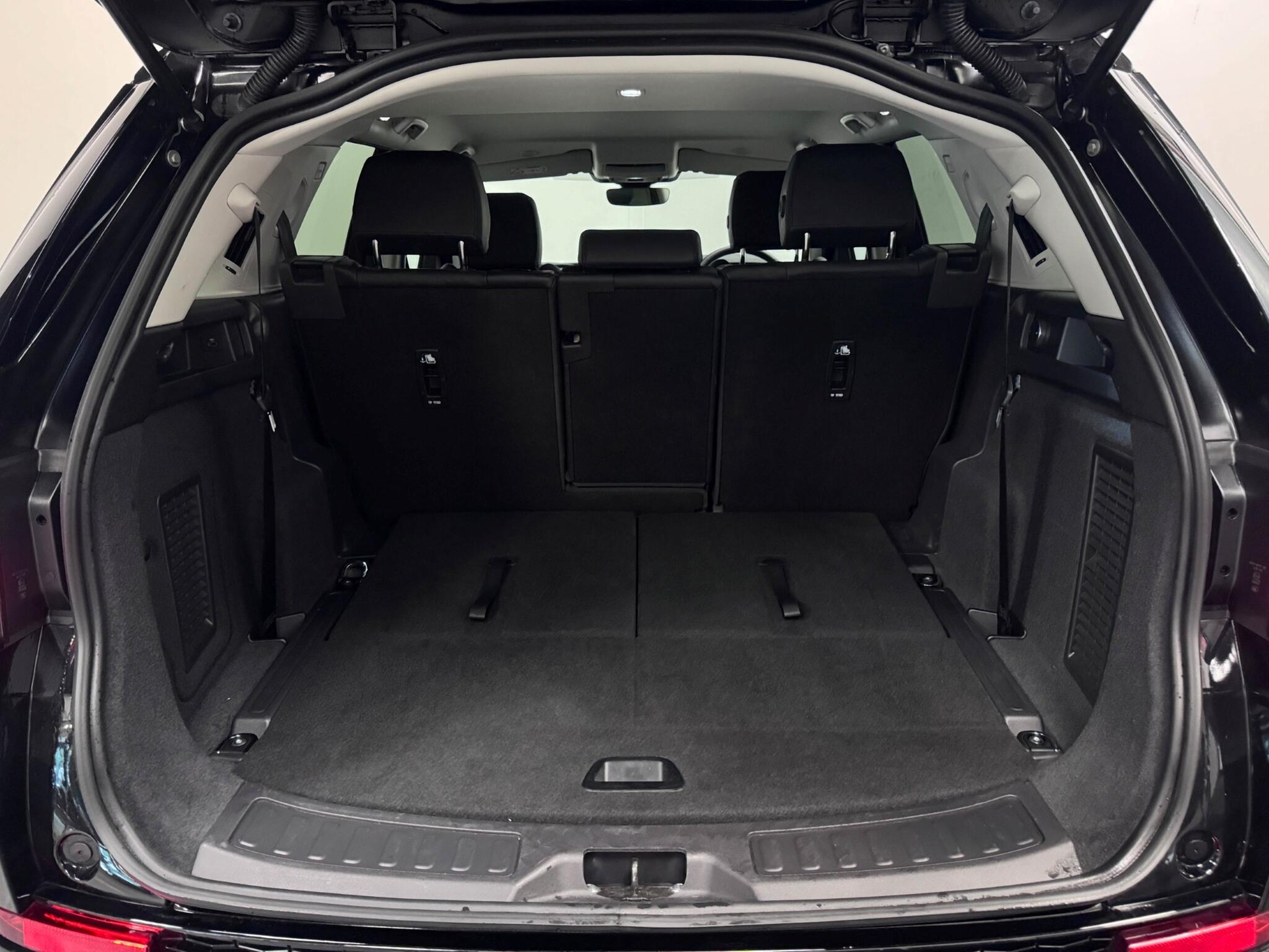 Land Rover Discovery Sport view 8