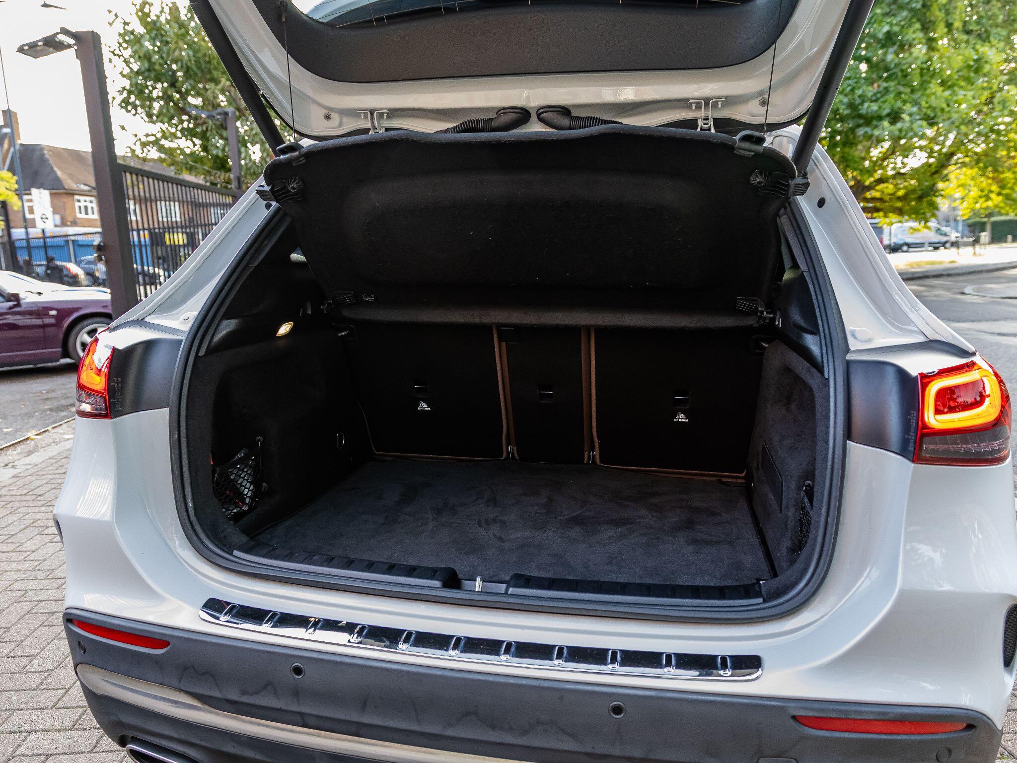 Mercedes-Benz GLA view 30