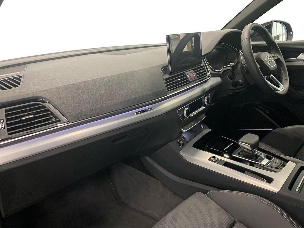 Audi Q5 view 7