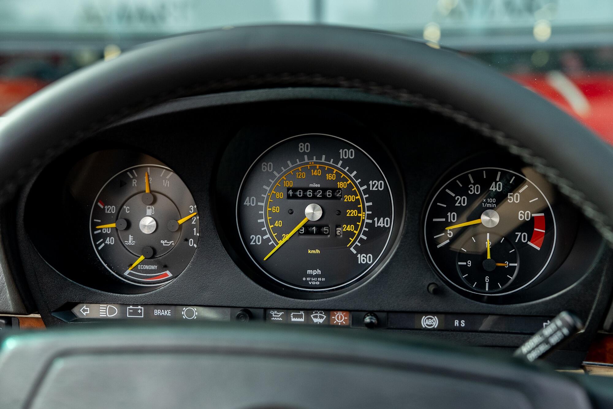 Mercedes-Benz 500 SL view 26