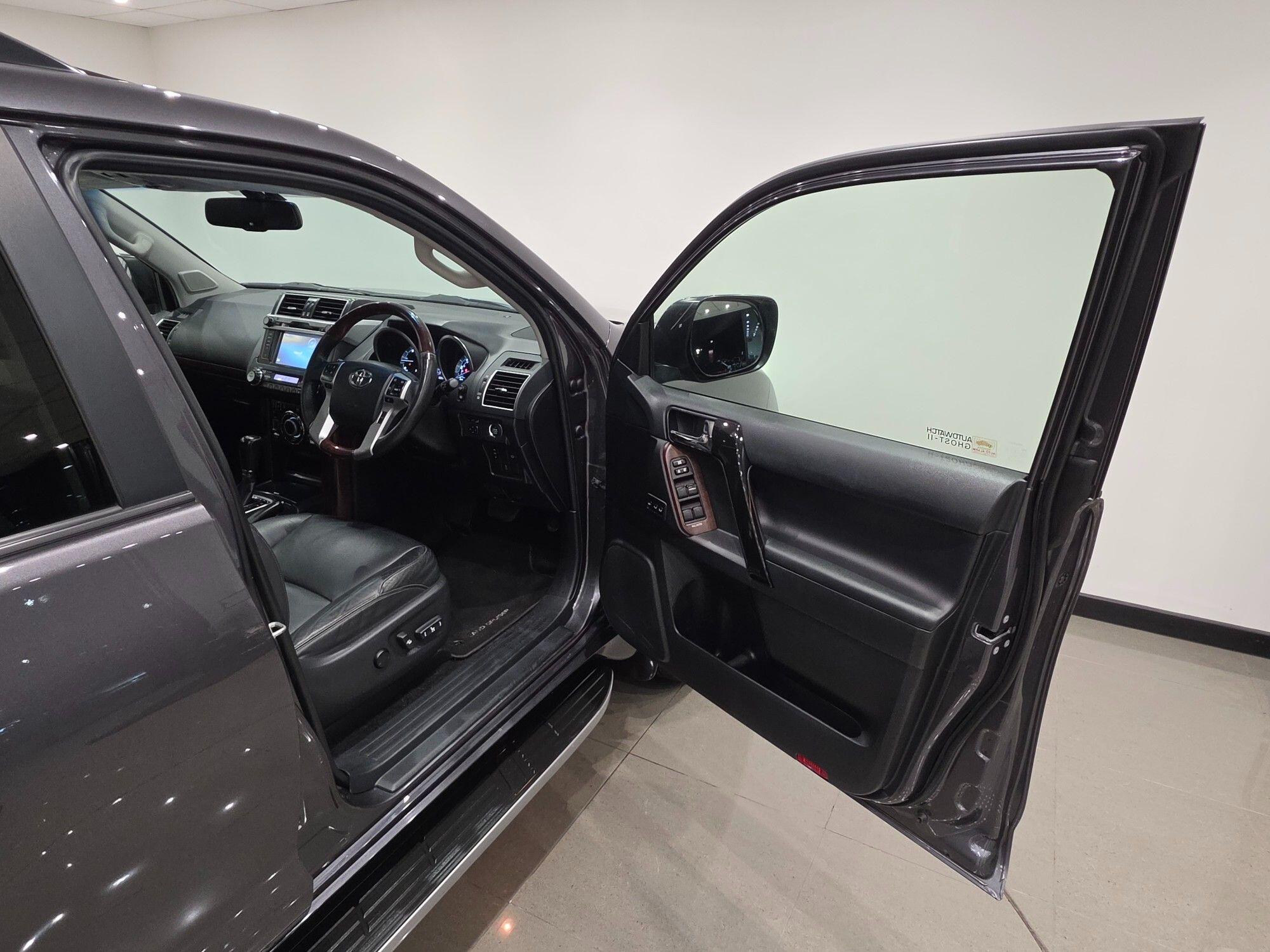 Toyota Land Cruiser view 64