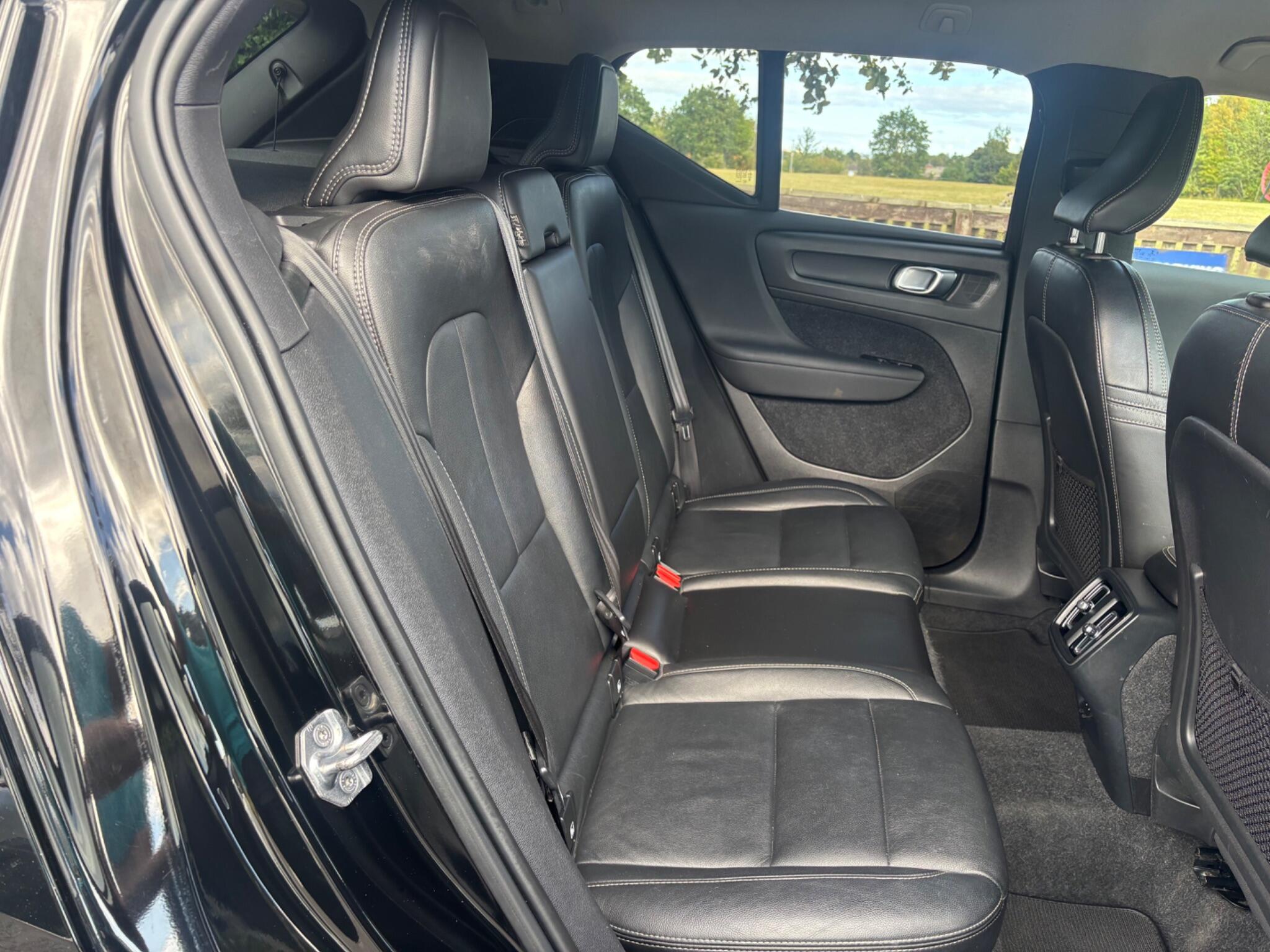 Volvo XC40 view 12