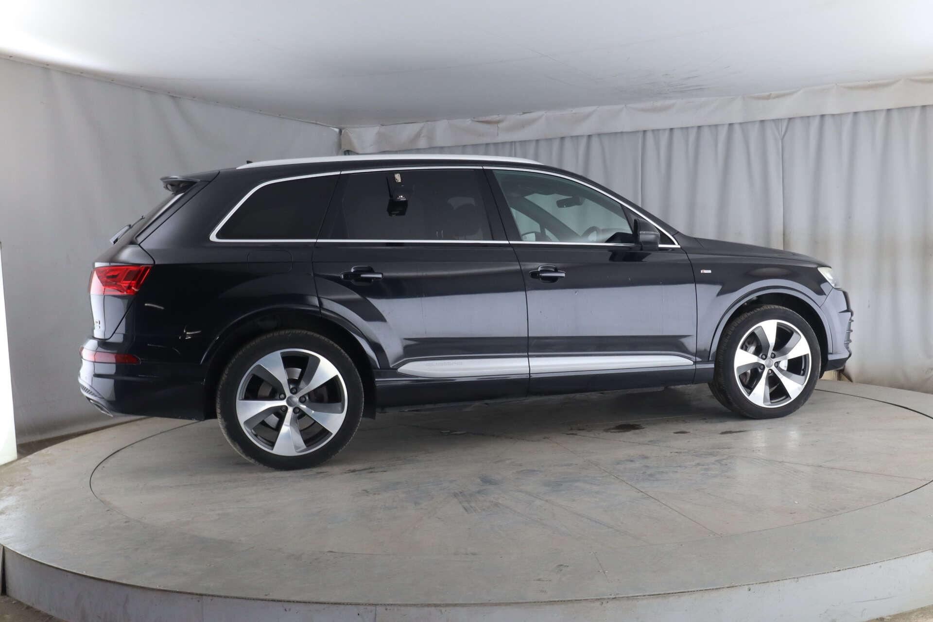 Audi Q7 view 2