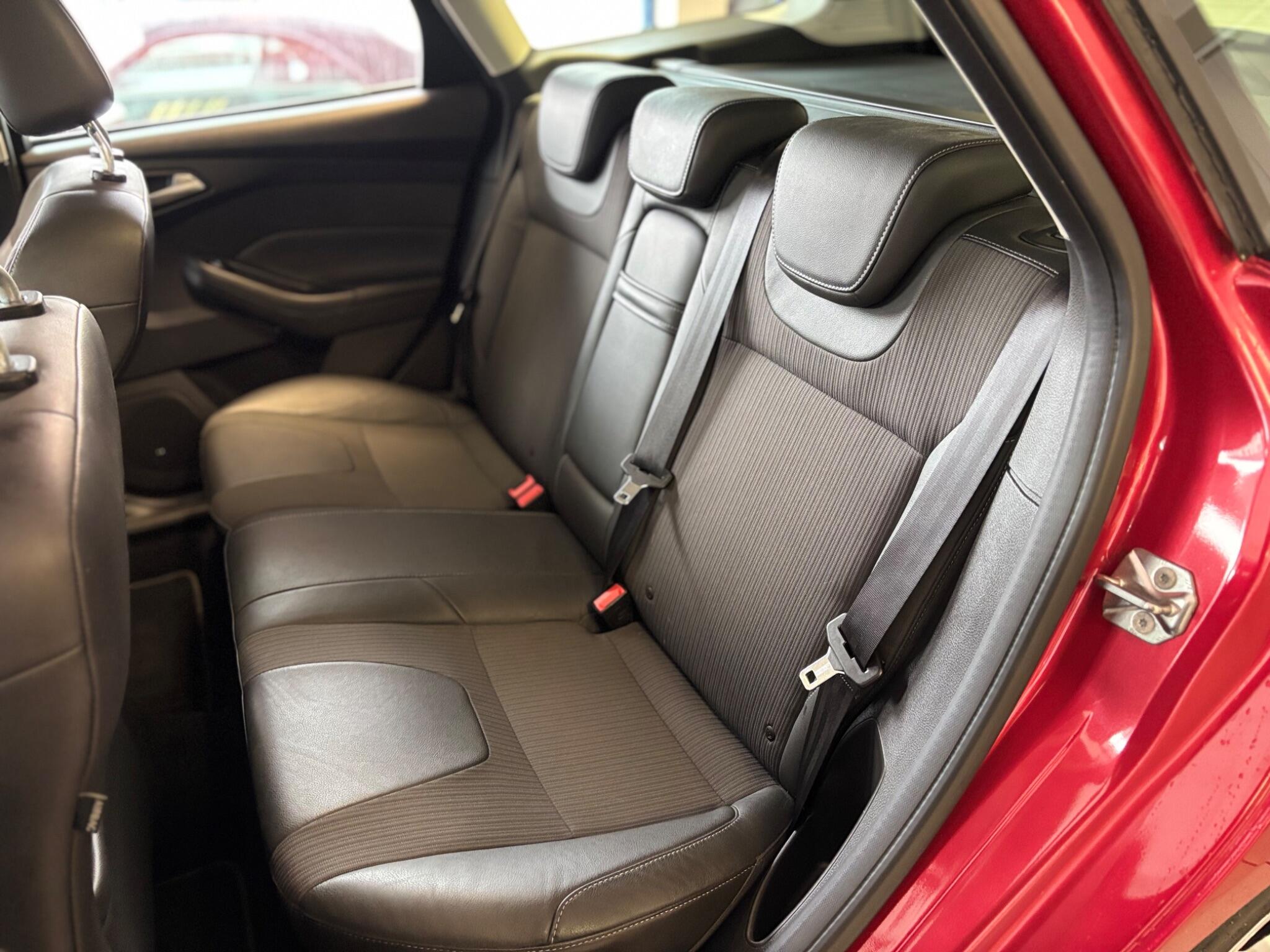 Ford Focus view 14