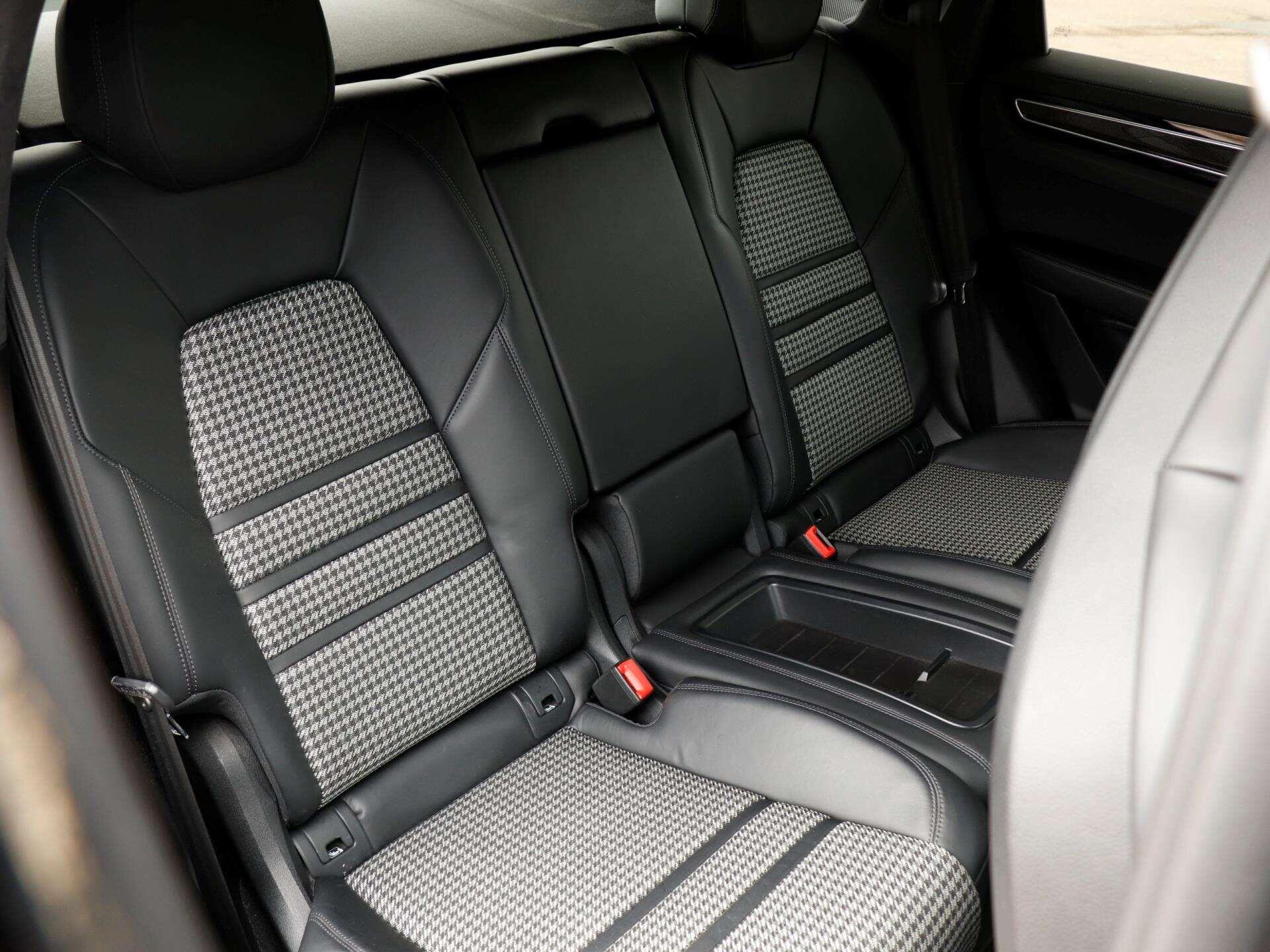 Porsche Cayenne view 25