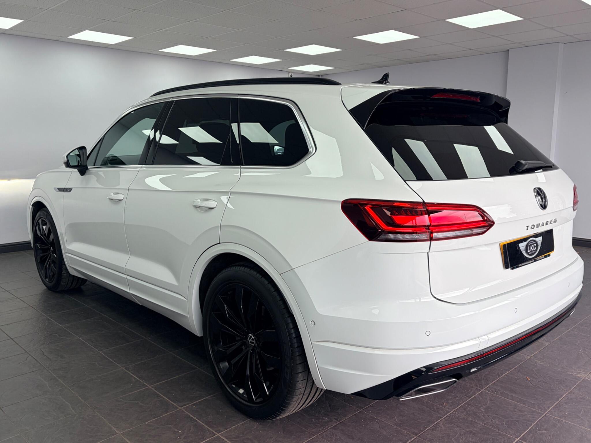 Volkswagen Touareg view 3