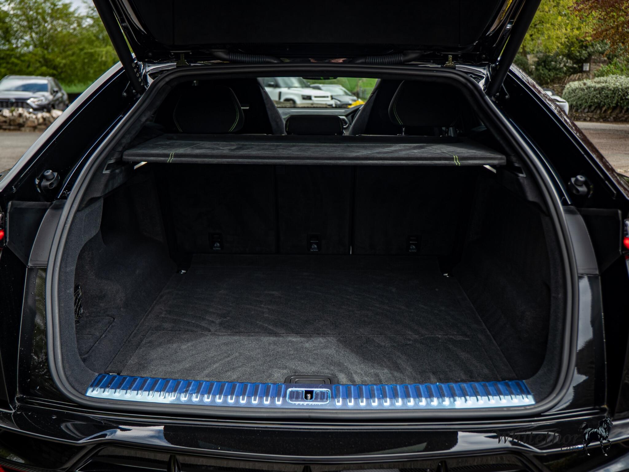 Lamborghini Urus view 32