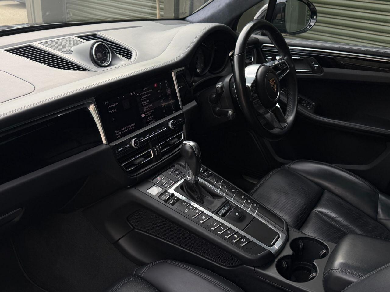 Porsche Macan view 35