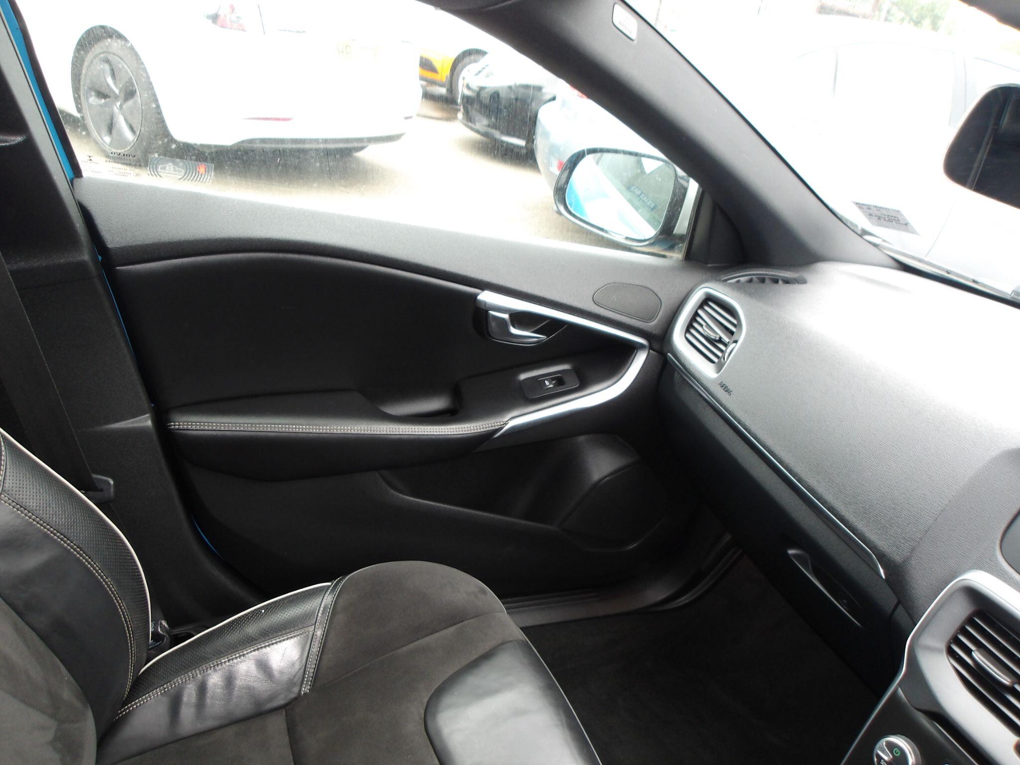 Volvo V40 view 8