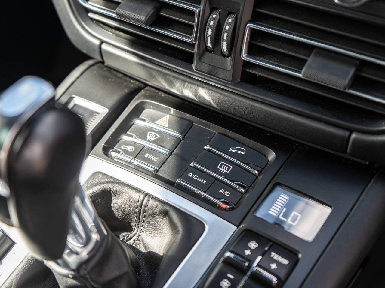 Porsche Macan view 23