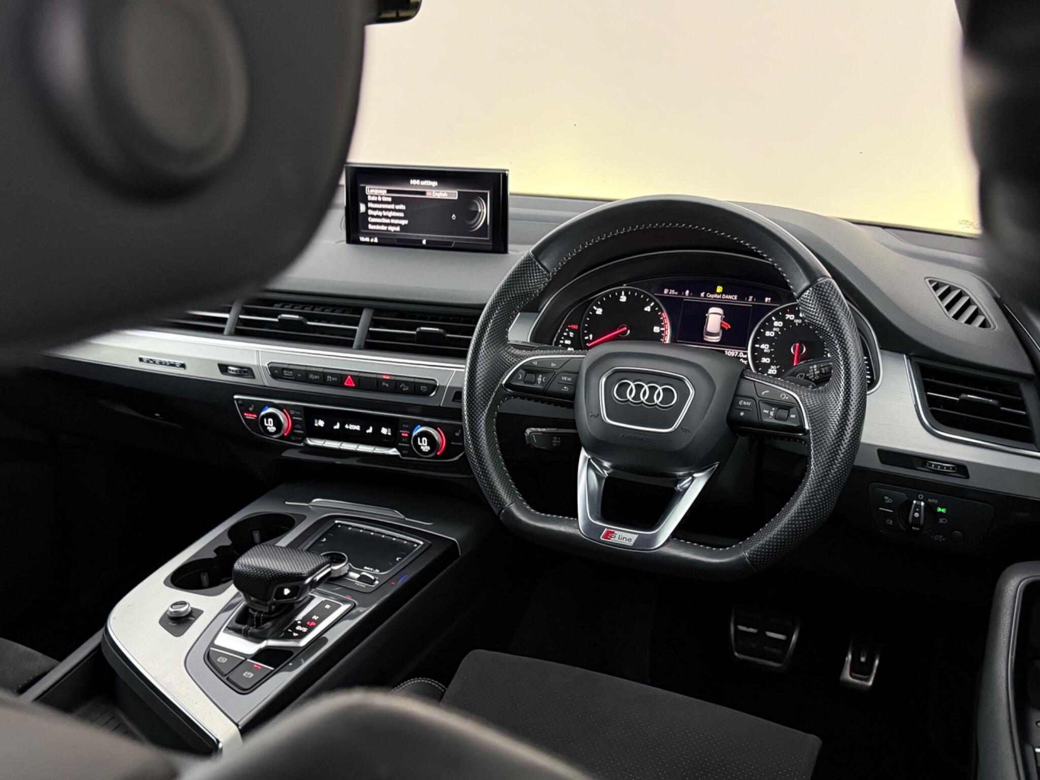 Audi Q7 view 13