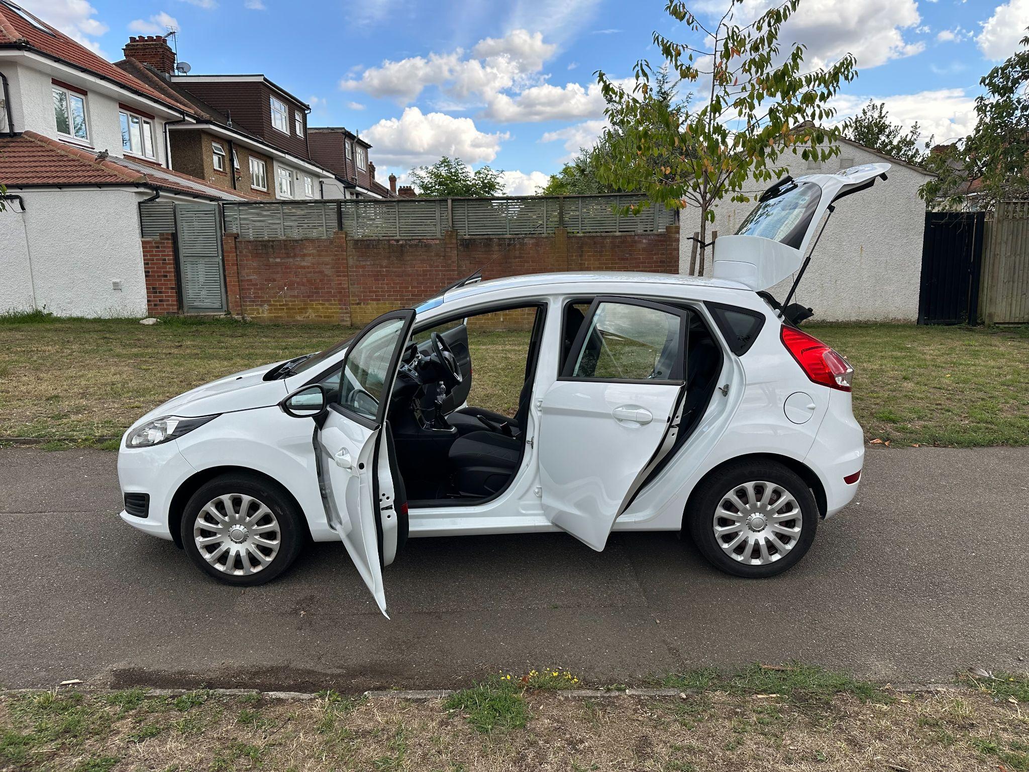 2014 Ford Fiesta image 29