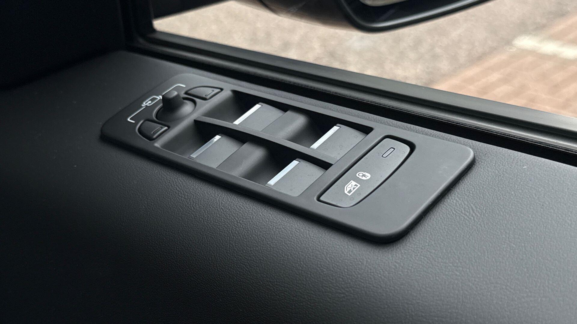 Land Rover Discovery Sport view 24